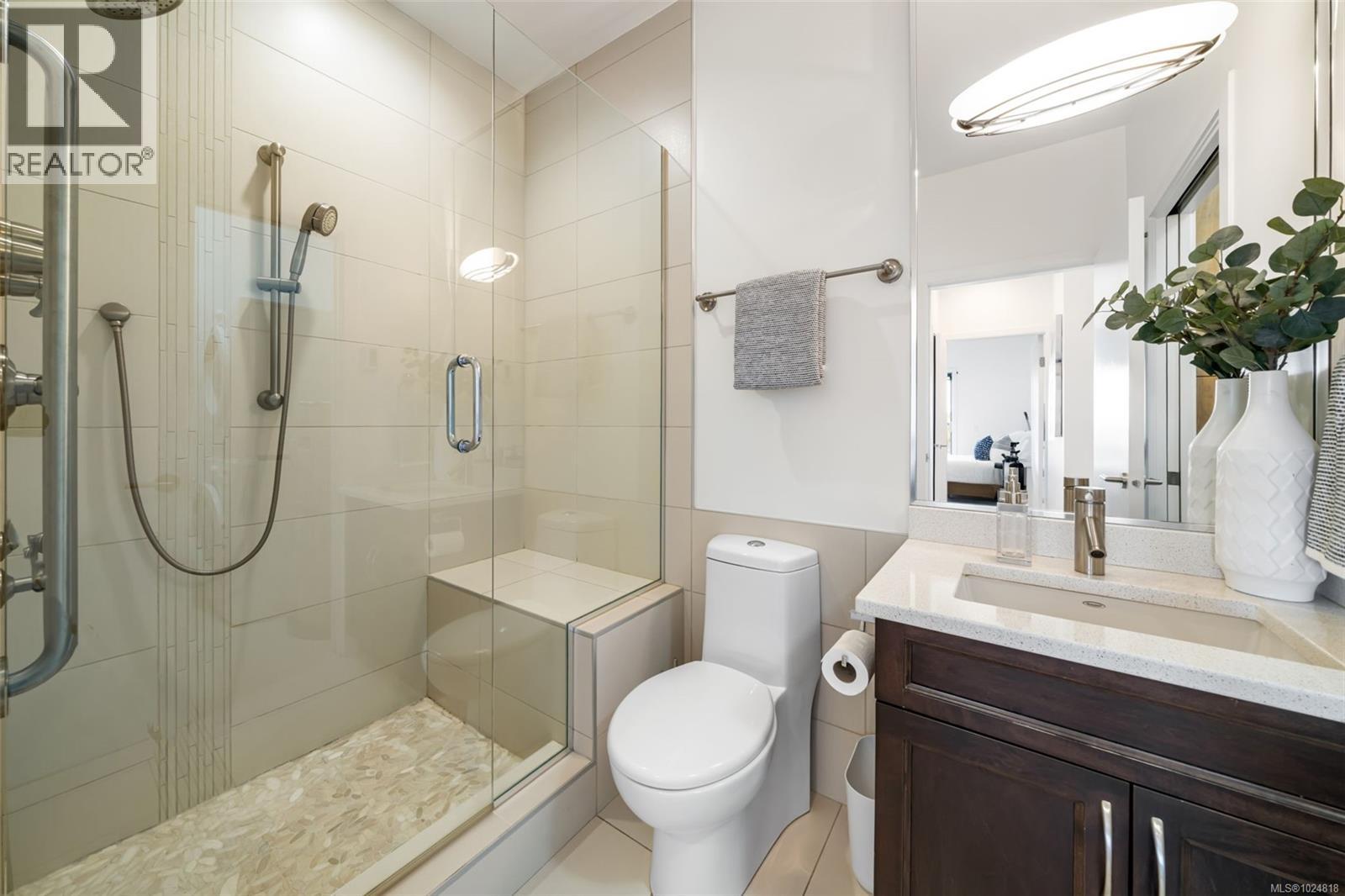 301 2589 Penrhyn Street, Saanich