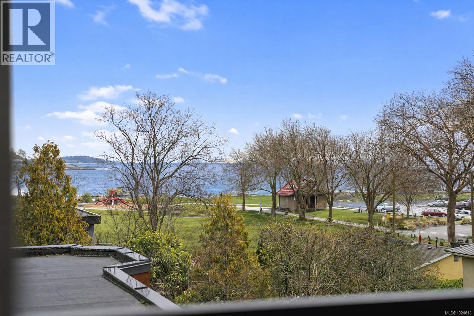 301 2589 Penrhyn Street, Saanich