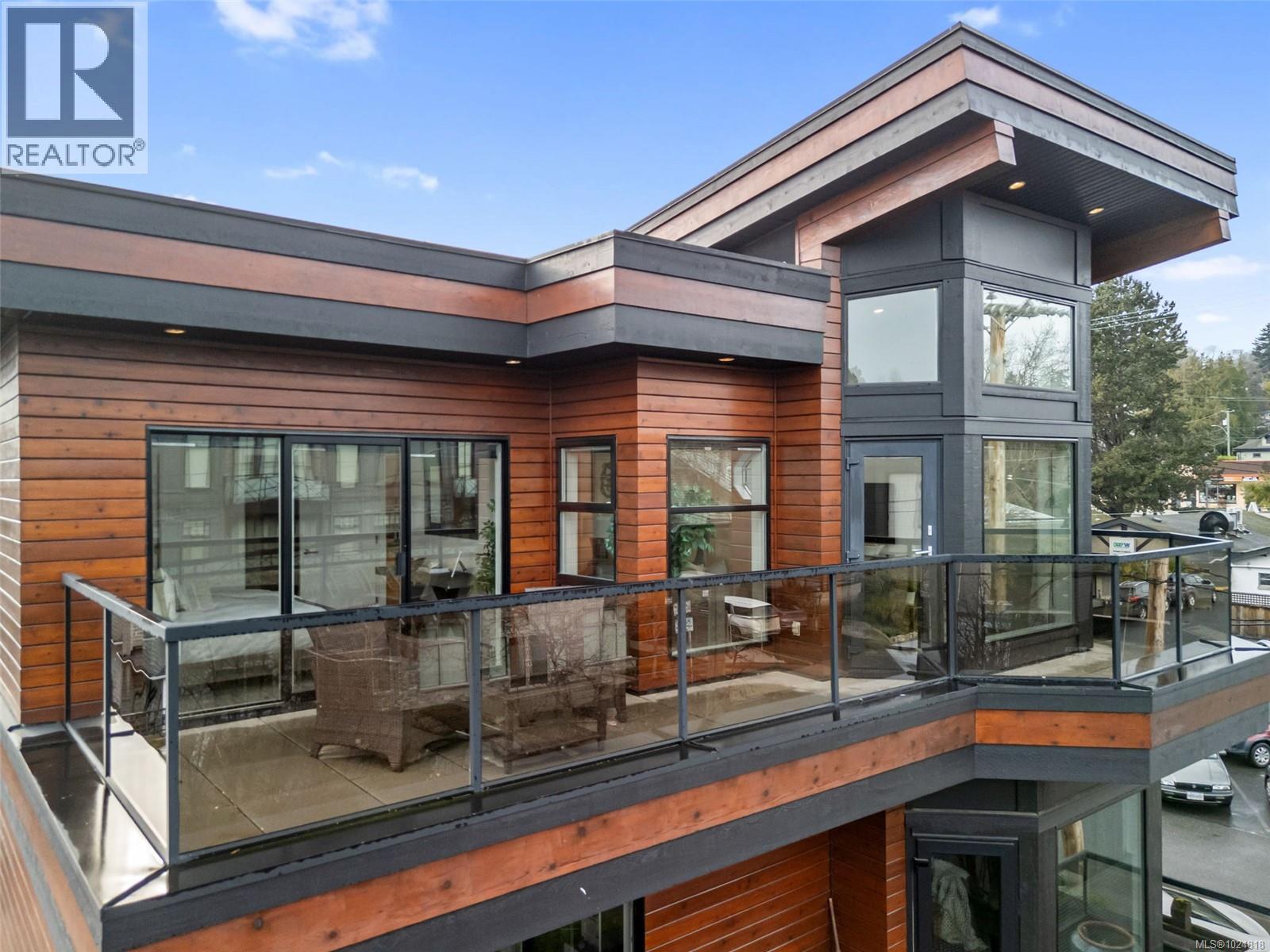 301 2589 Penrhyn Street, Saanich