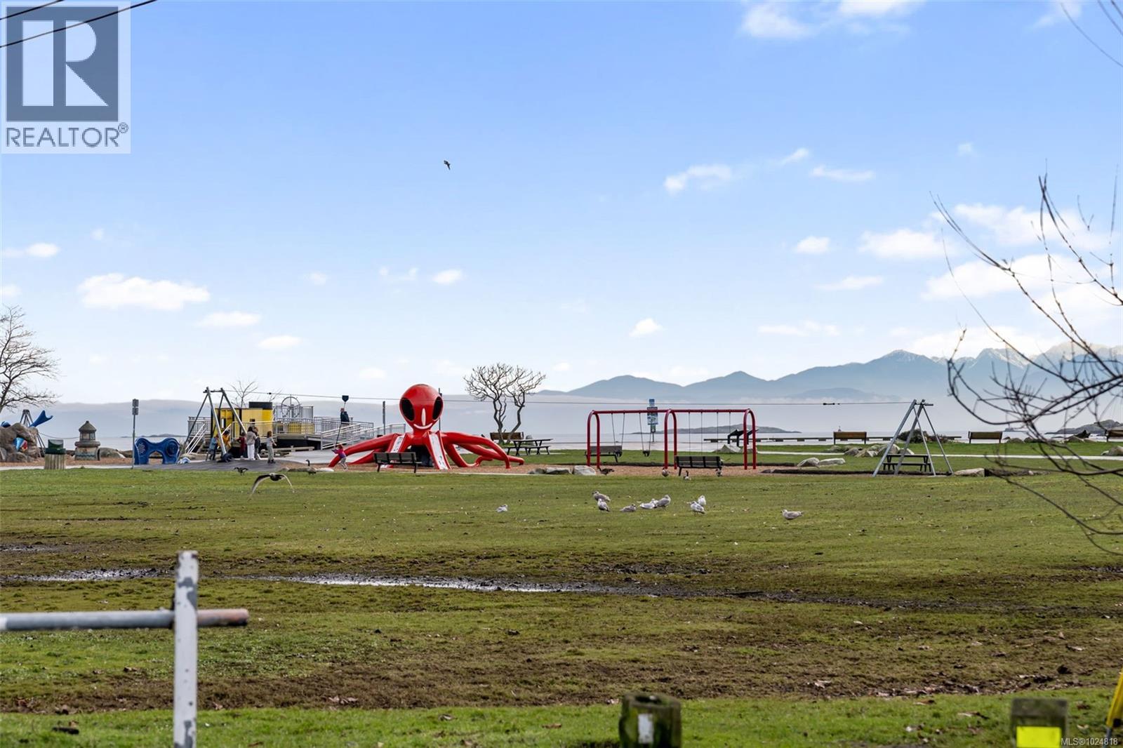 301 2589 Penrhyn Street, Saanich