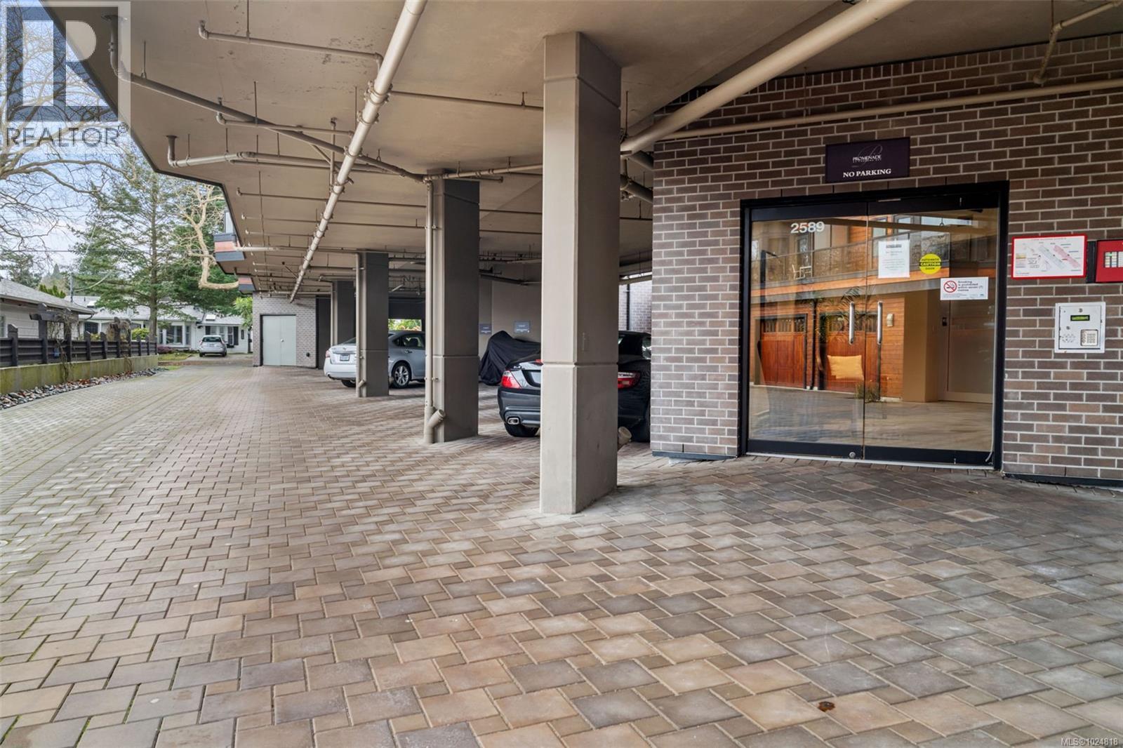 301 2589 Penrhyn Street, Saanich