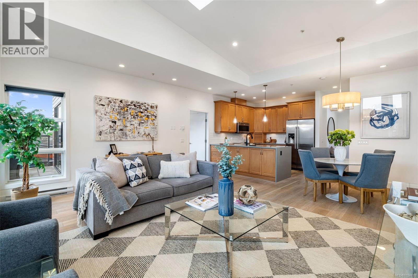 301 2589 Penrhyn Street, Saanich