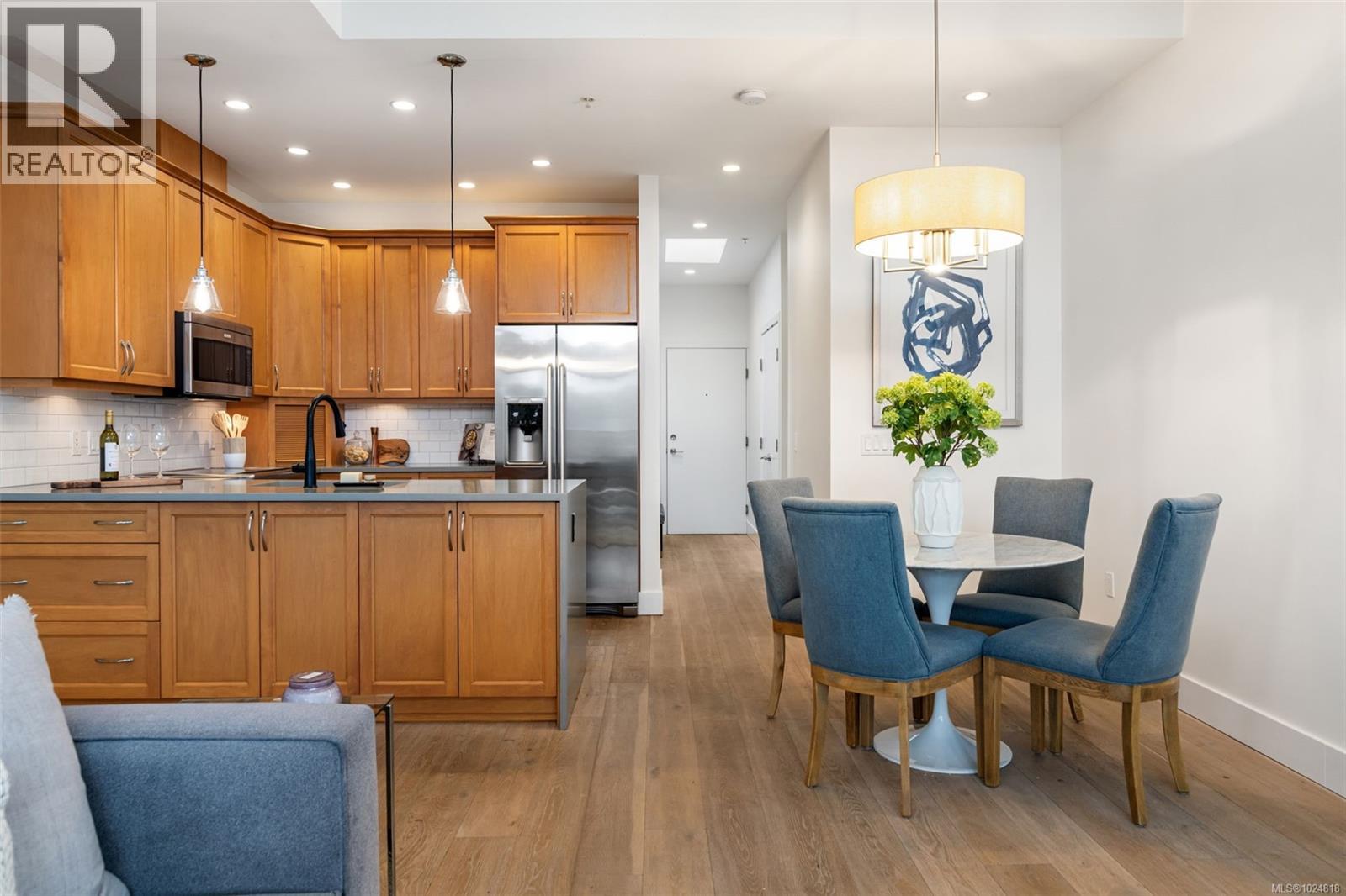 301 2589 Penrhyn Street, Saanich