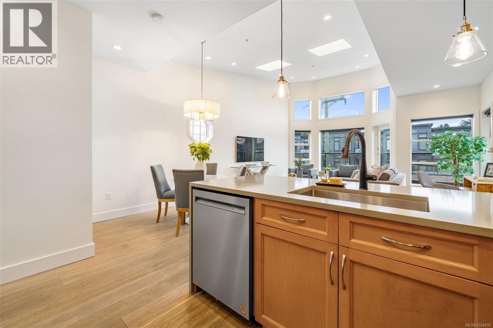 301 2589 Penrhyn Street, Saanich