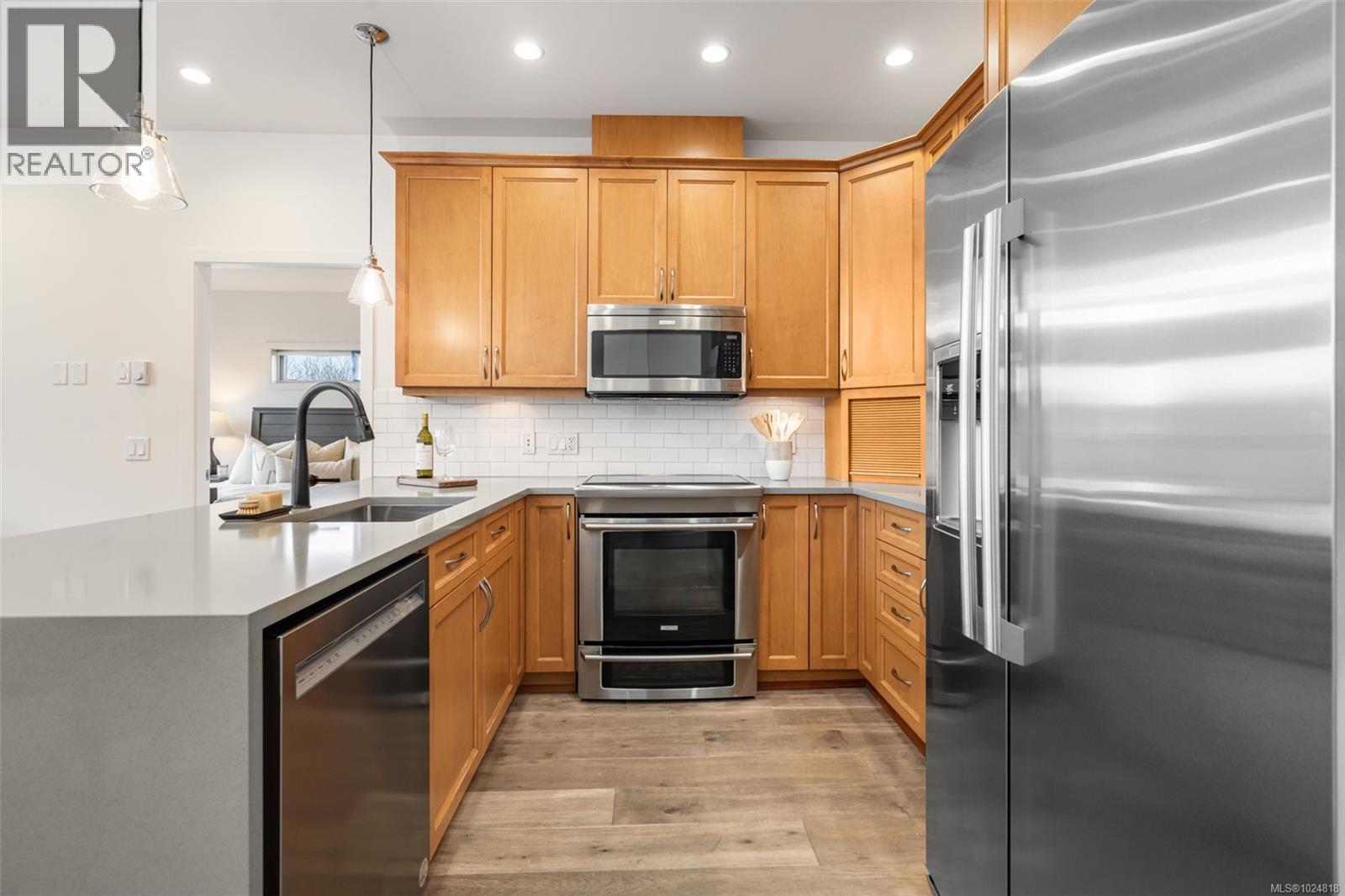 301 2589 Penrhyn Street, Saanich