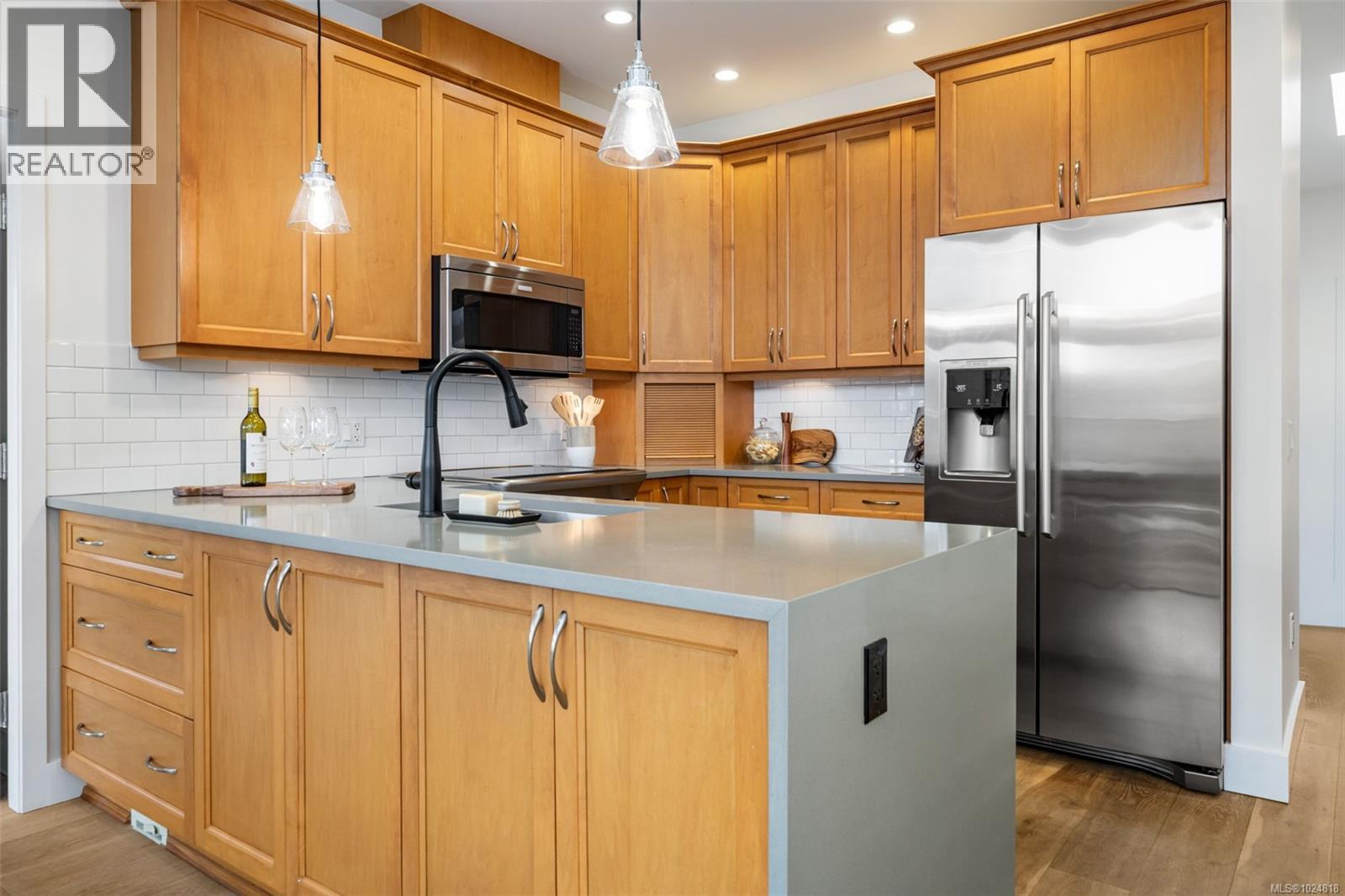 301 2589 Penrhyn Street, Saanich