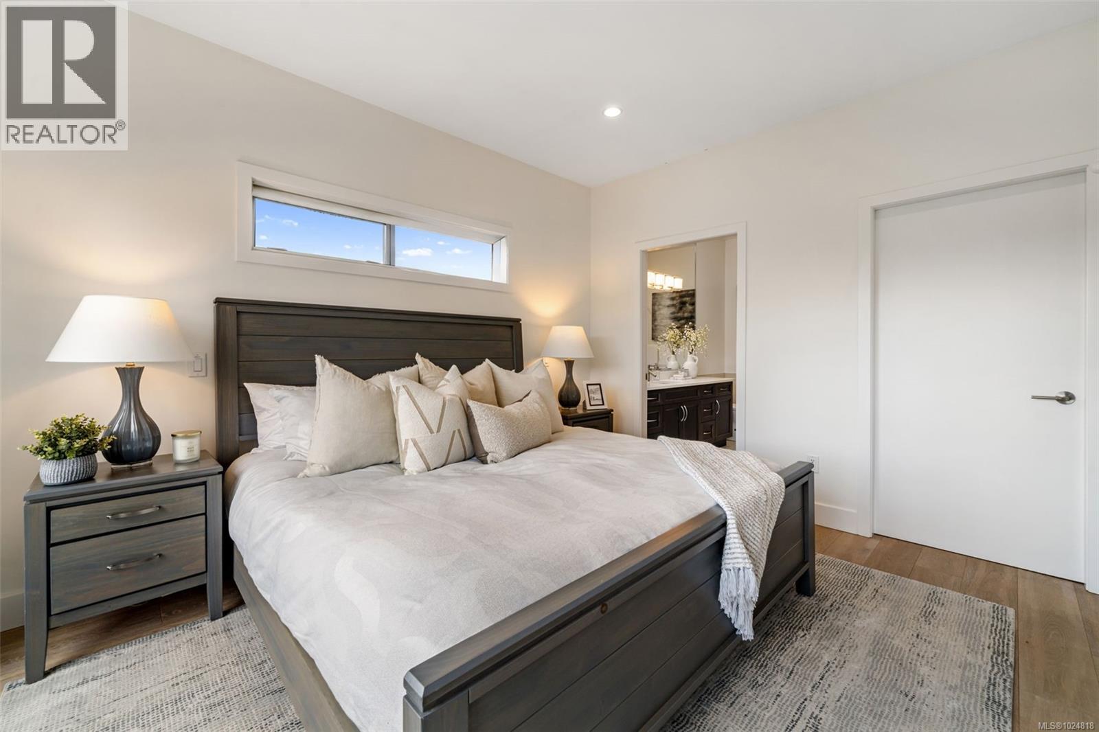 301 2589 Penrhyn Street, Saanich