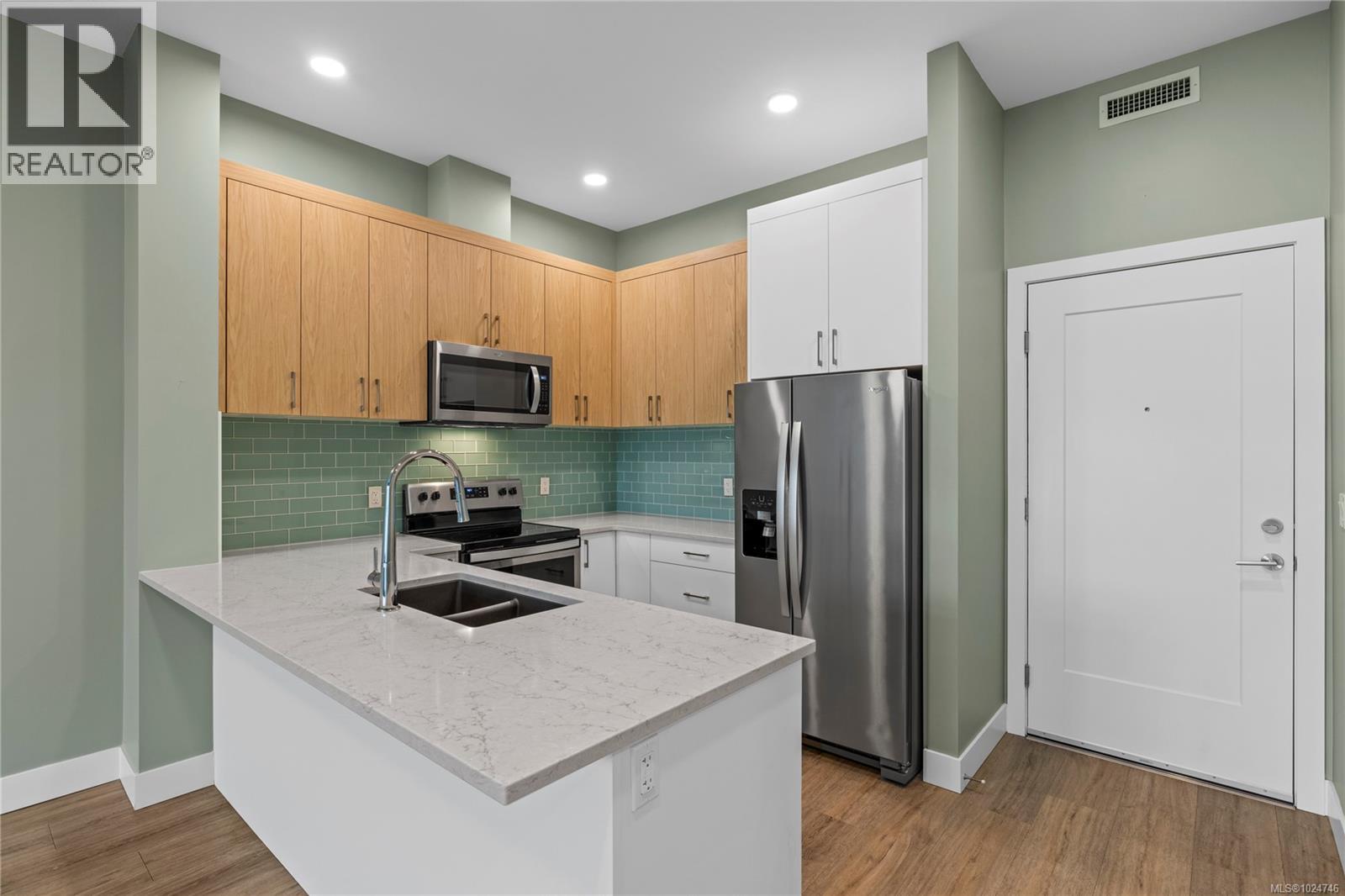 501 6540 Metral Dr, Nanaimo