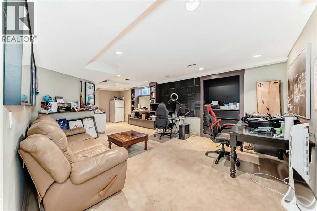 Single Family House for Sale in  Douglas Ridge Close SE Douglasdale/Glen Calgary 