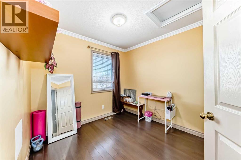 Single Family House for Sale in  Douglas Ridge Close SE Douglasdale/Glen Calgary 