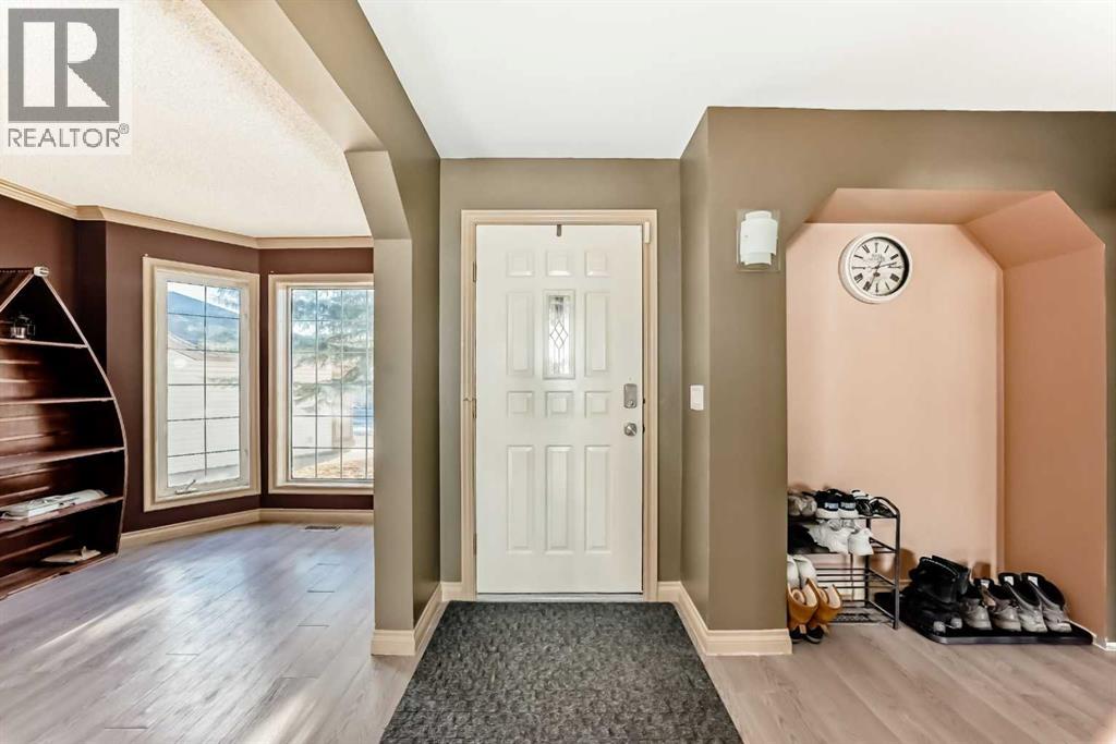 Single Family House for Sale in  Douglas Ridge Close SE Douglasdale/Glen Calgary 