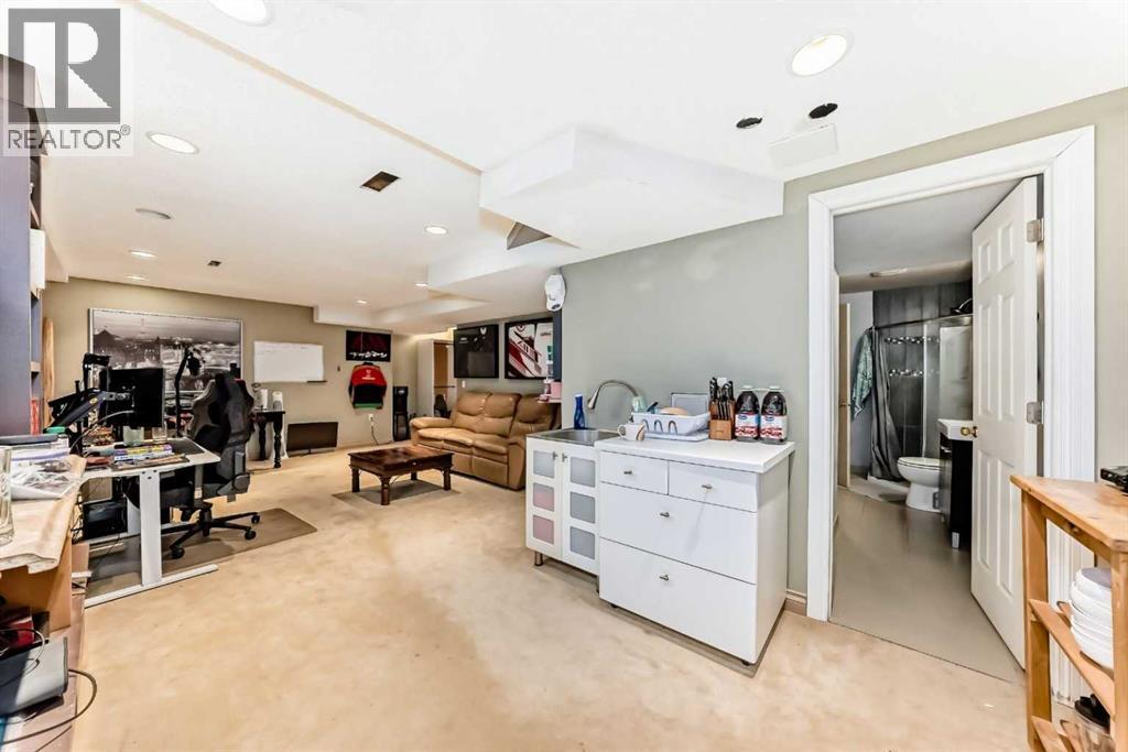 Single Family House for Sale in  Douglas Ridge Close SE Douglasdale/Glen Calgary 