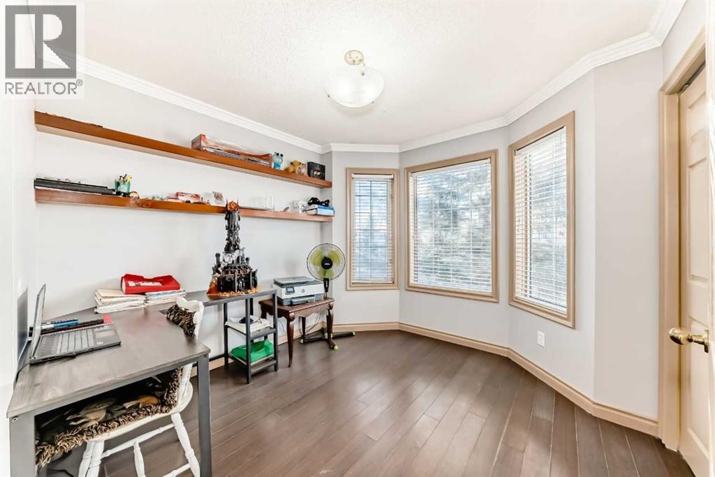 Single Family House for Sale in  Douglas Ridge Close SE Douglasdale/Glen Calgary 