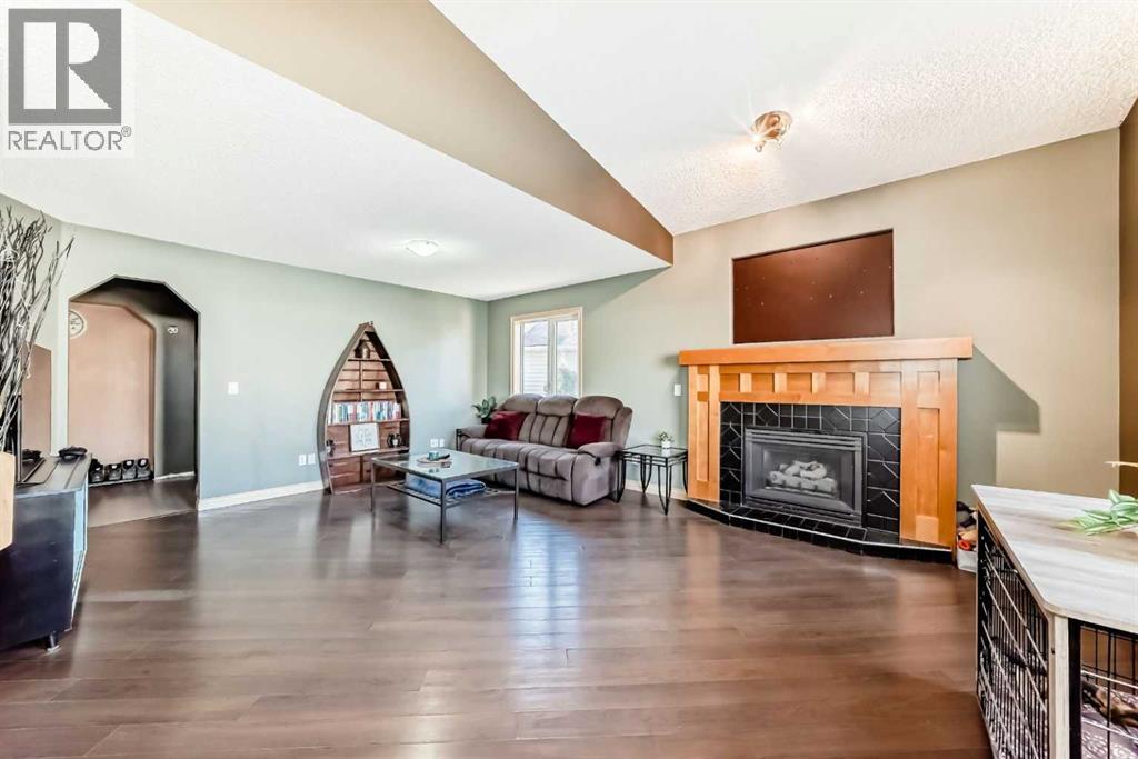 Single Family House for Sale in  Douglas Ridge Close SE Douglasdale/Glen Calgary 