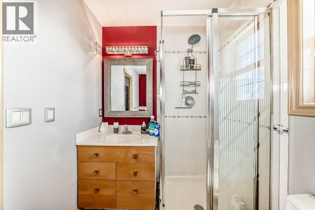 Single Family House for Sale in  Douglas Ridge Close SE Douglasdale/Glen Calgary 