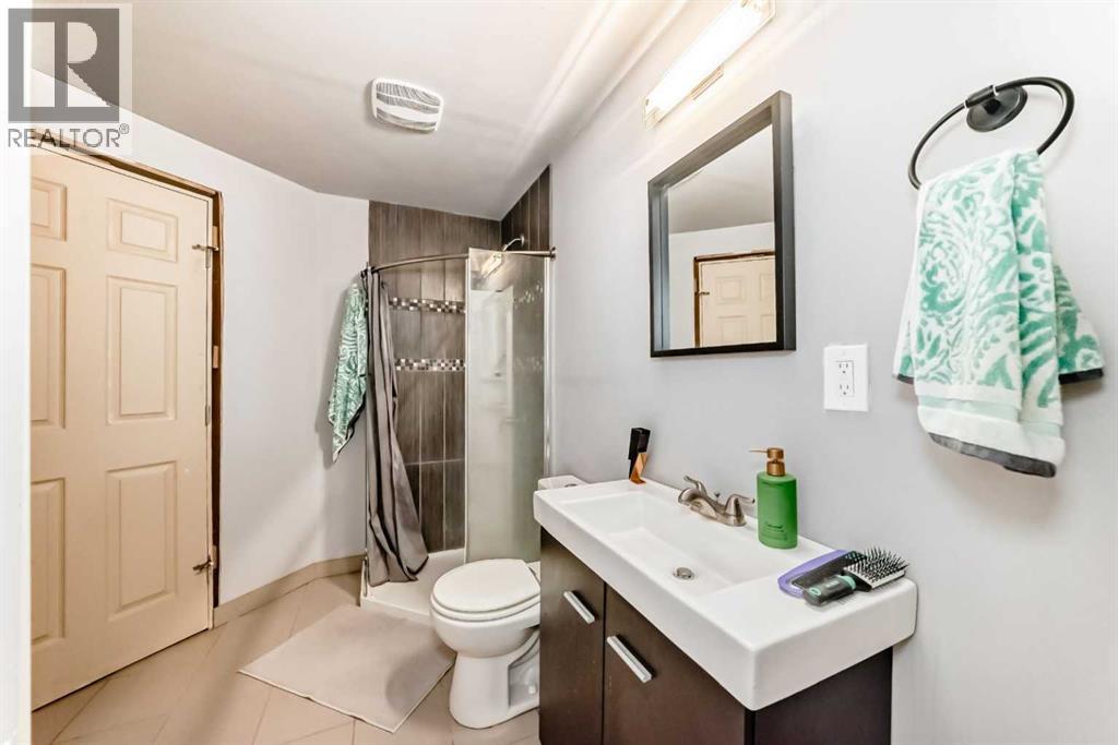 Single Family House for Sale in  Douglas Ridge Close SE Douglasdale/Glen Calgary 