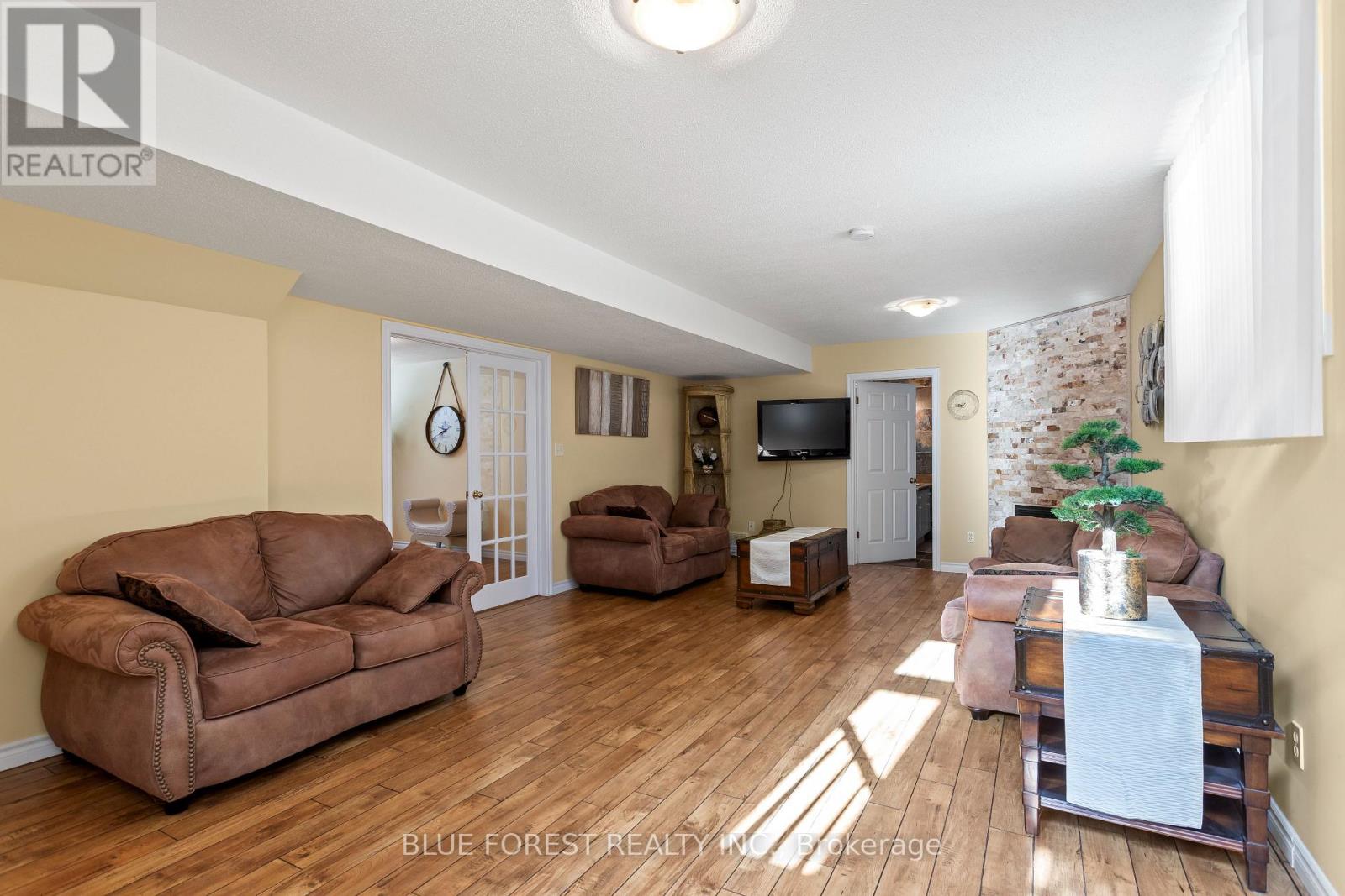 632 THORNWOOD DRIVE - 27
