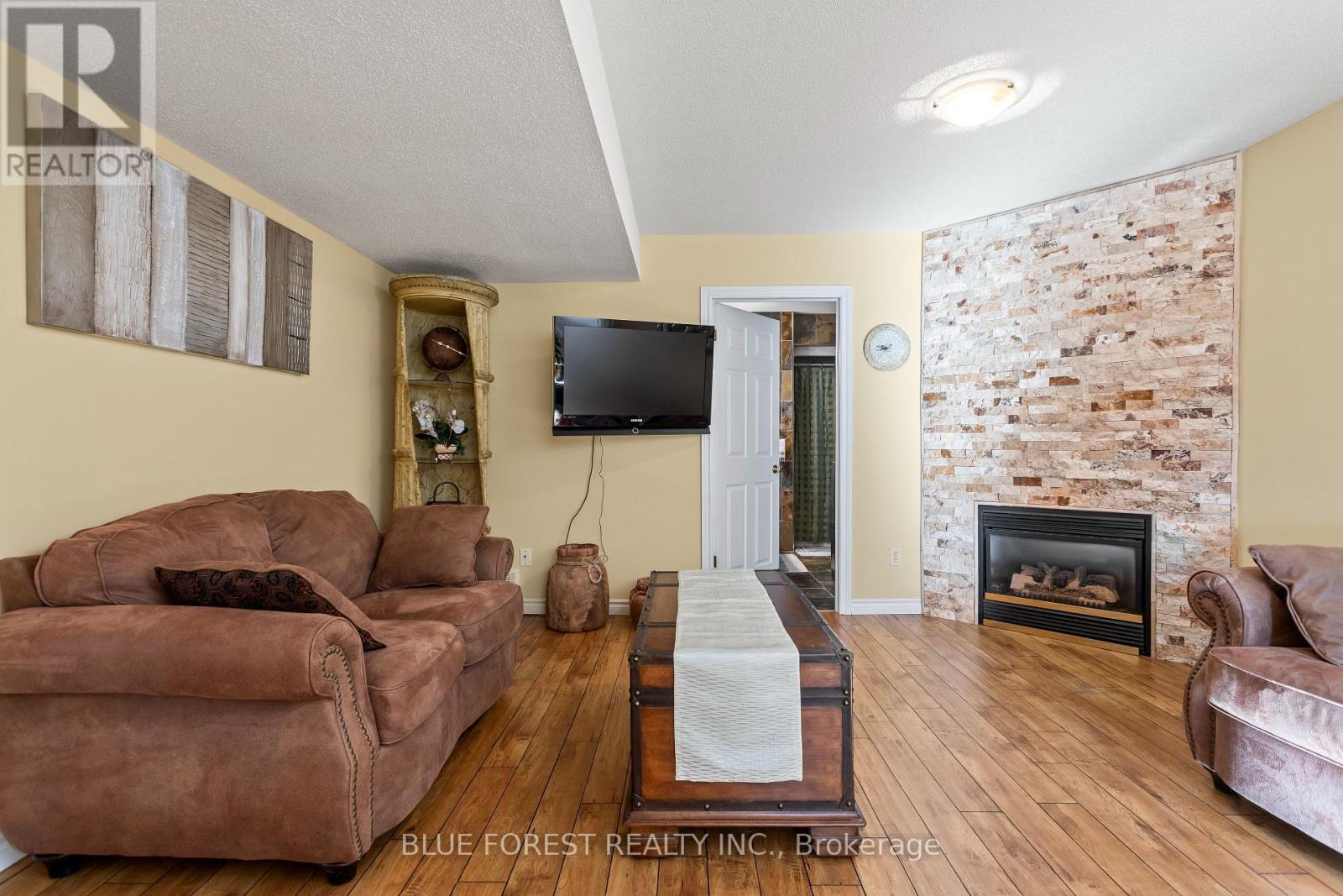 632 THORNWOOD DRIVE - 28