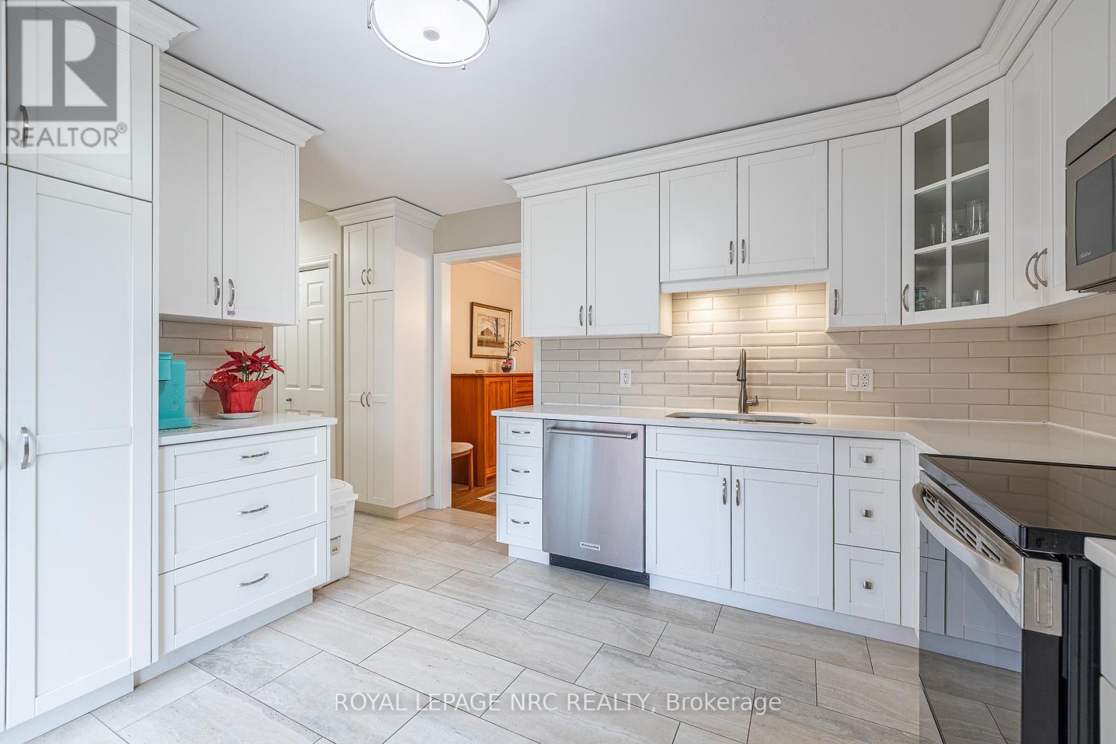 #3 2720 MEWBURN ROAD - 17