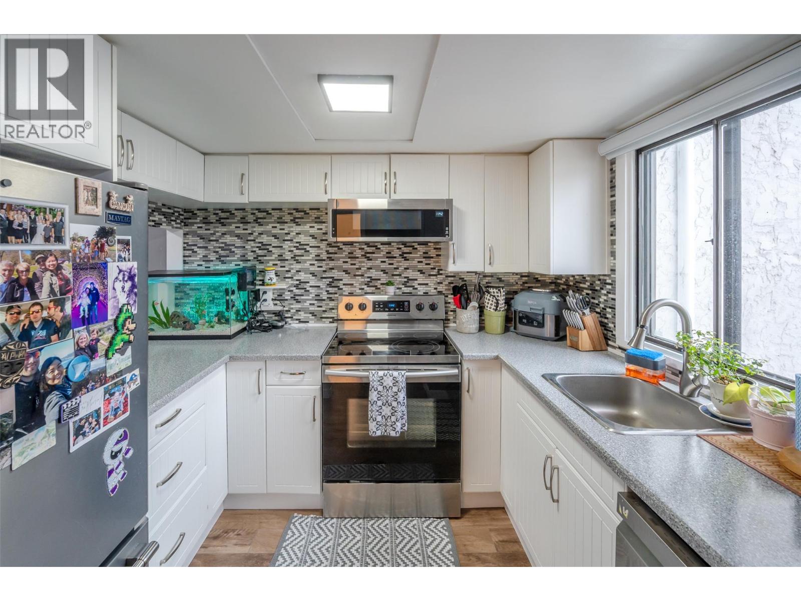 #27 80 Green Avenue E - 5