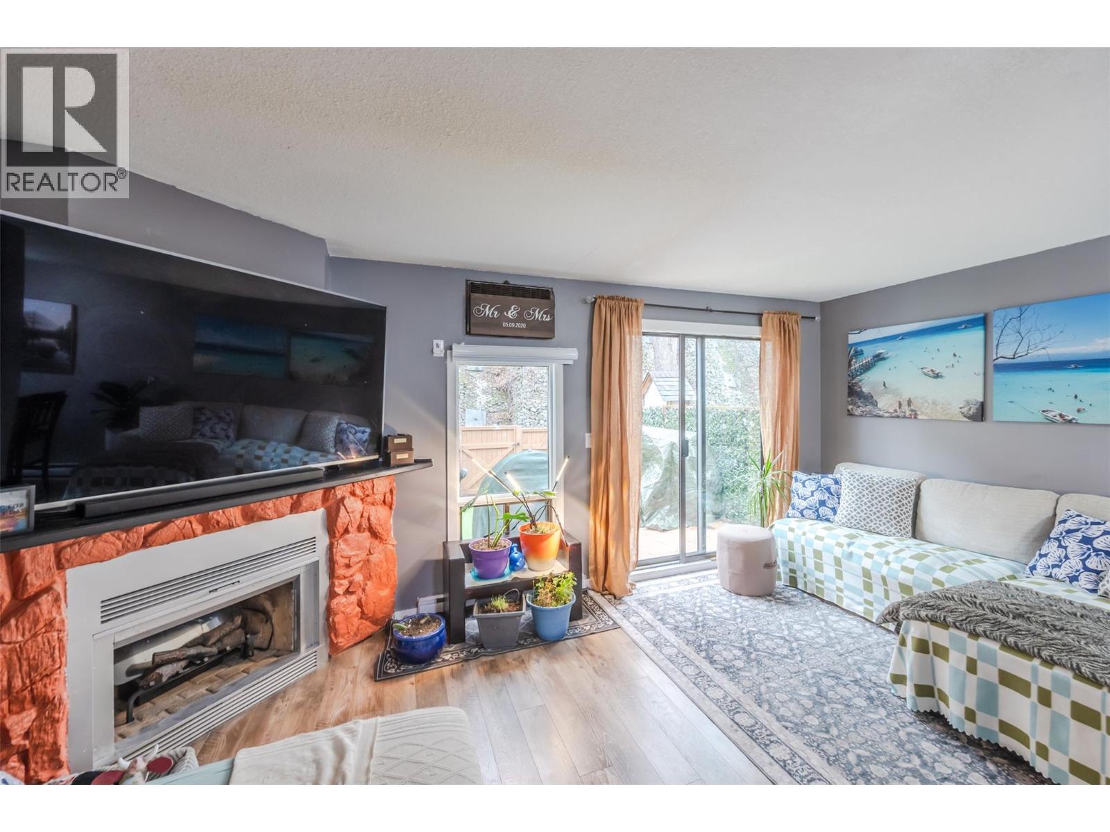 #27 80 Green Avenue E - 12