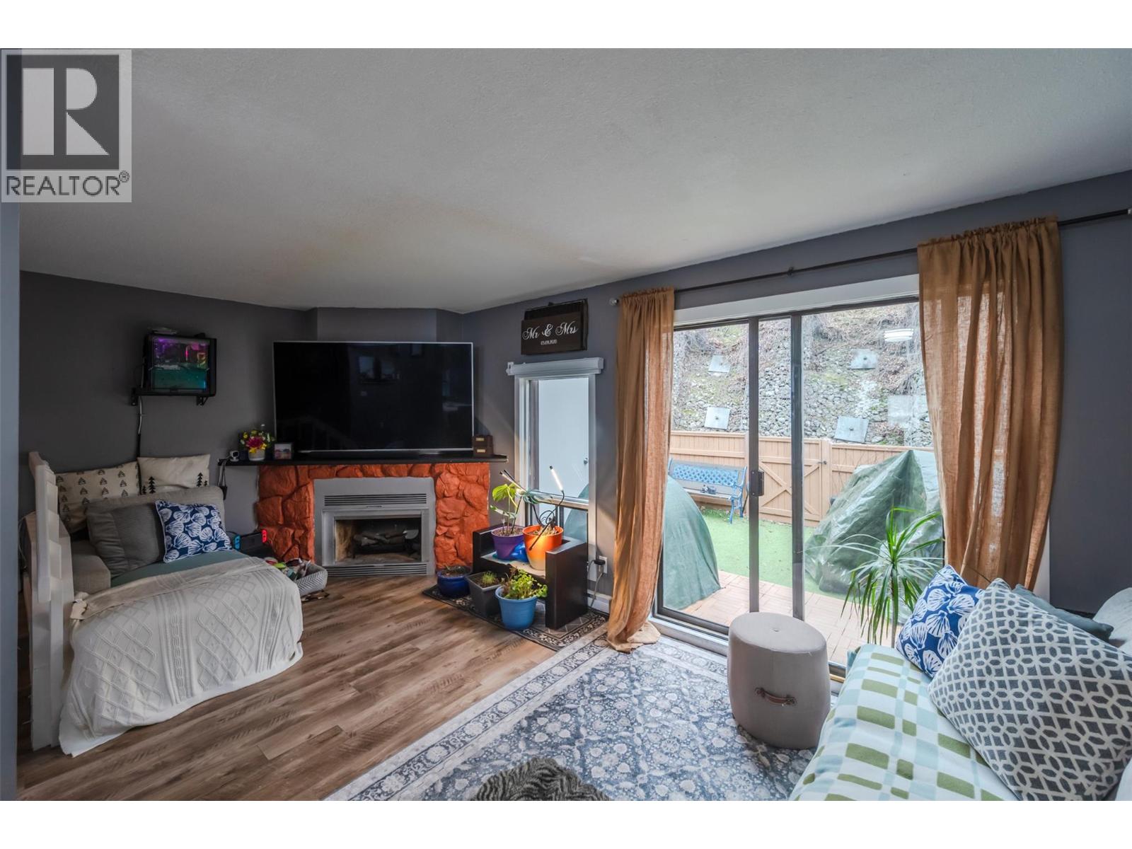 #27 80 Green Avenue E - 2