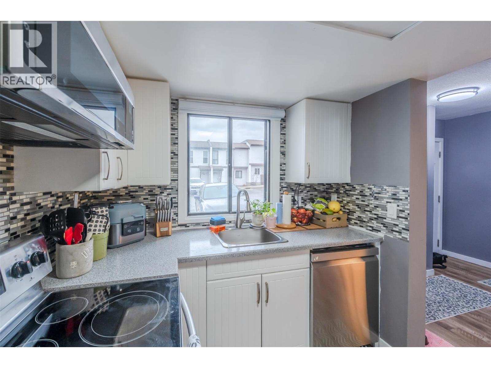 #27 80 Green Avenue E - 21