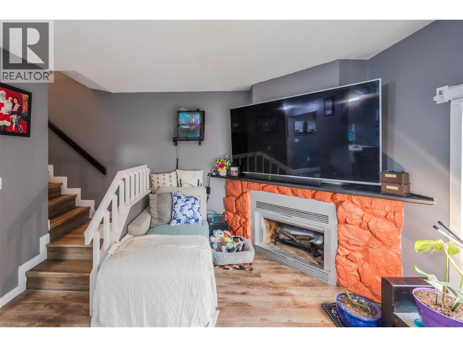 #27 80 Green Avenue E - 14