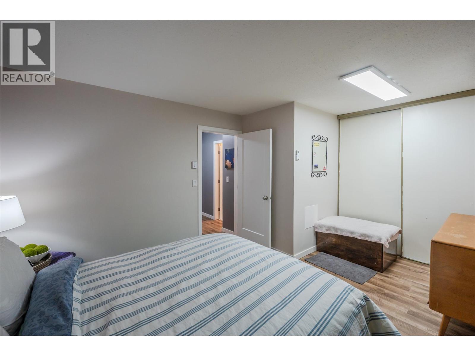 #27 80 Green Avenue E - 24