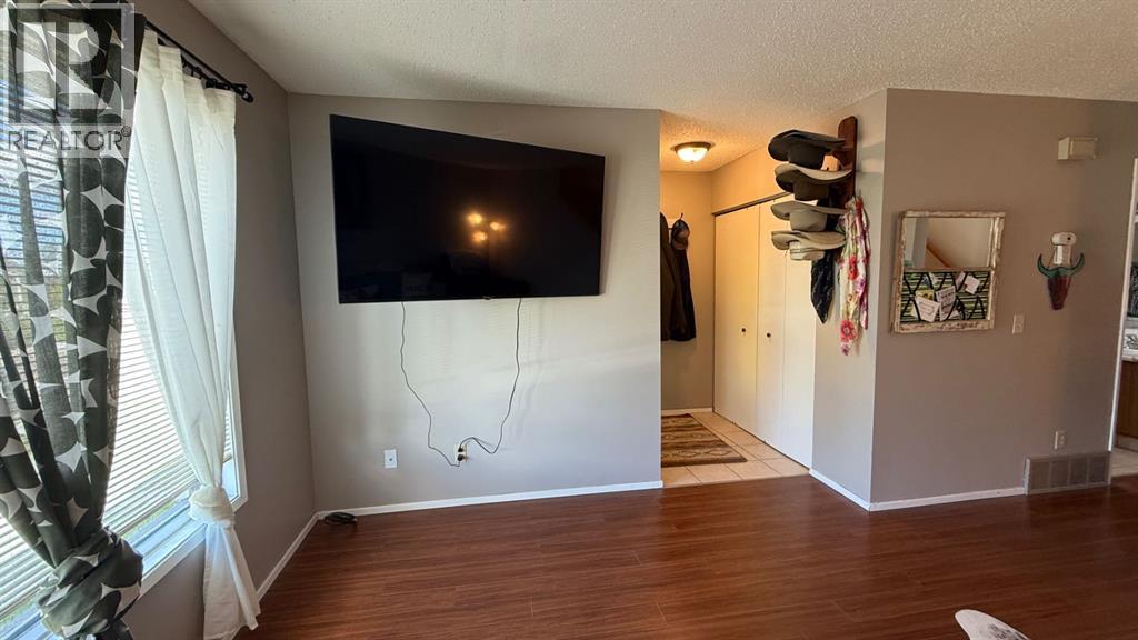 109 Winkler Drive - Photo 5 of 27, Hanna, Alberta