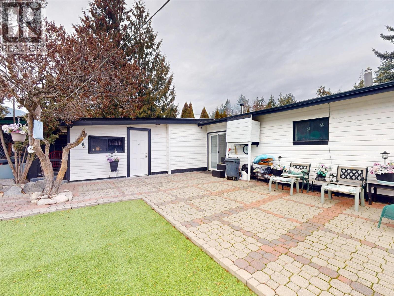 5186 Mackinnon Road - 2