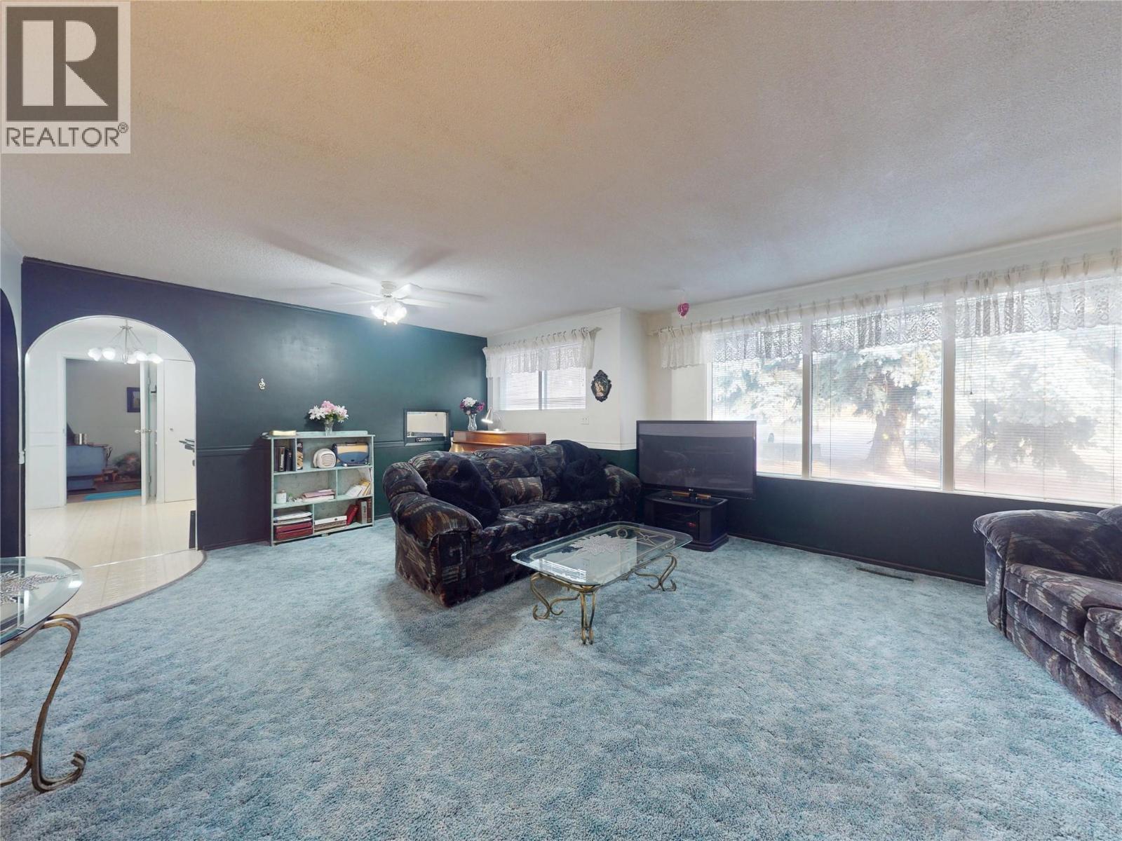 5186 Mackinnon Road, Peachland