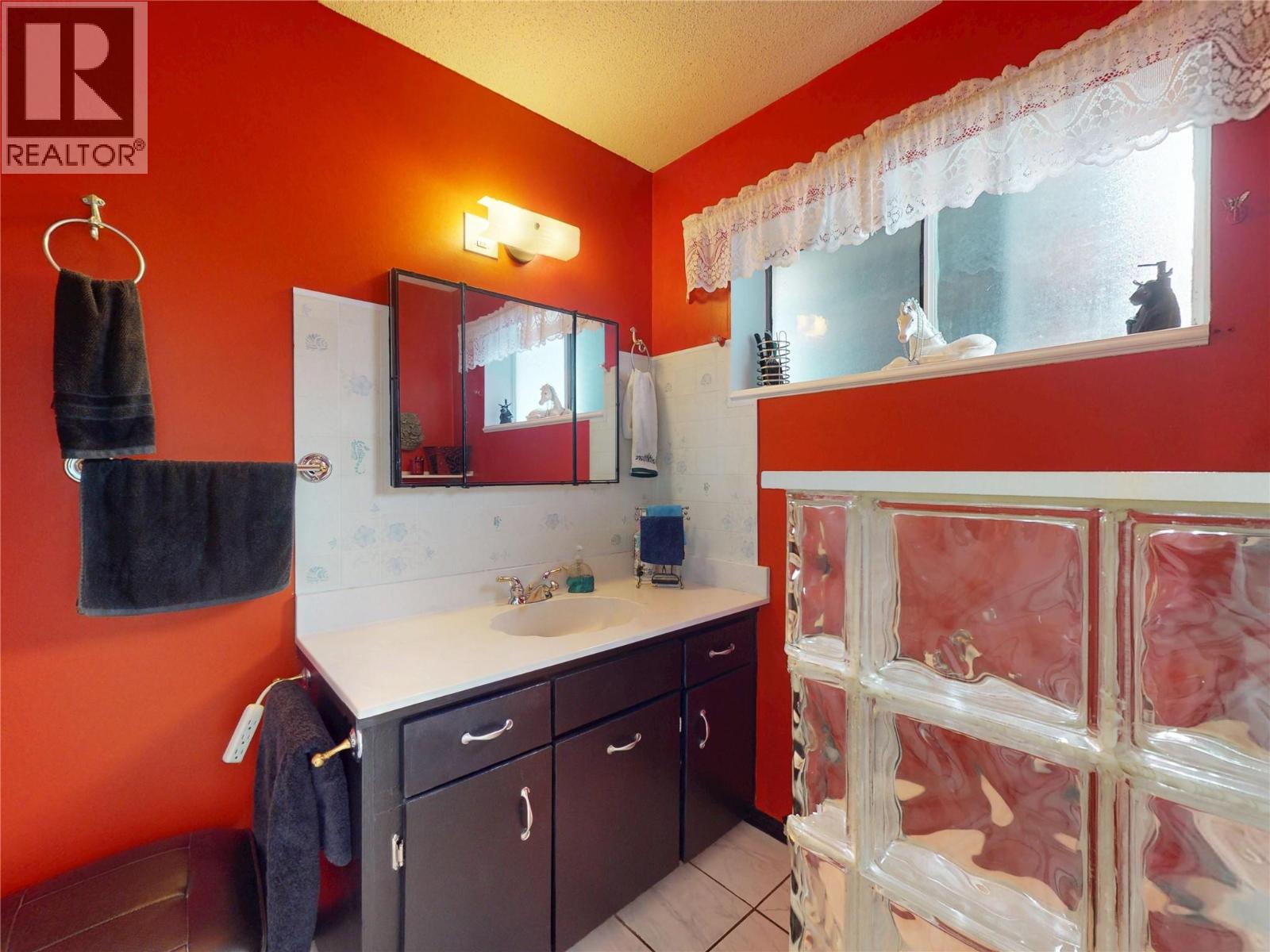 5186 Mackinnon Road, Peachland