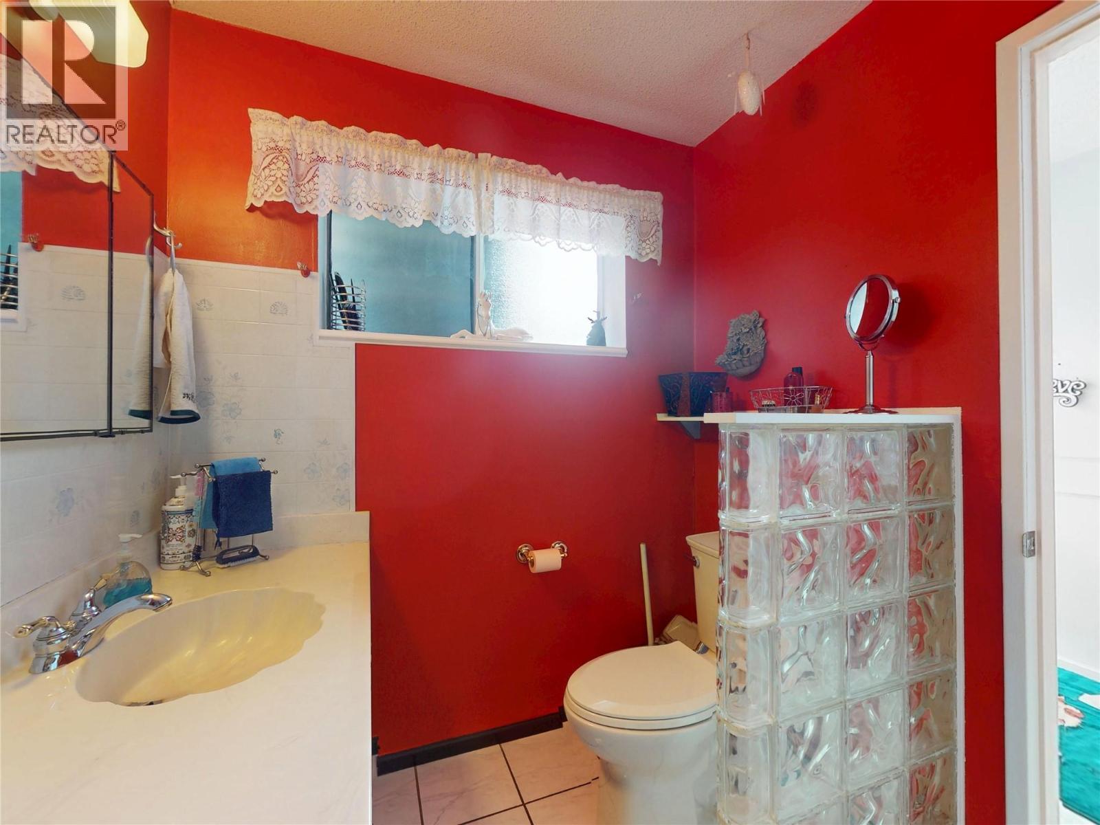 5186 Mackinnon Road, Peachland