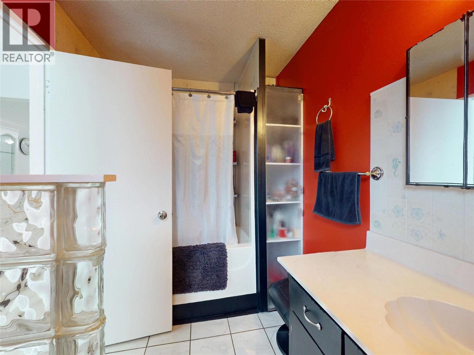 5186 Mackinnon Road, Peachland