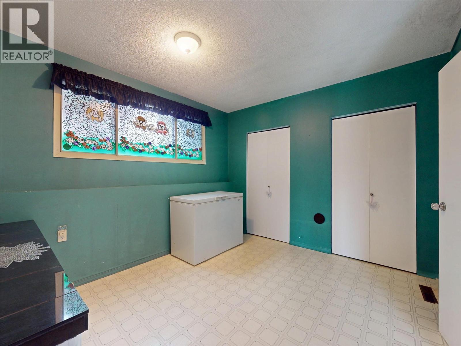 5186 Mackinnon Road - 52