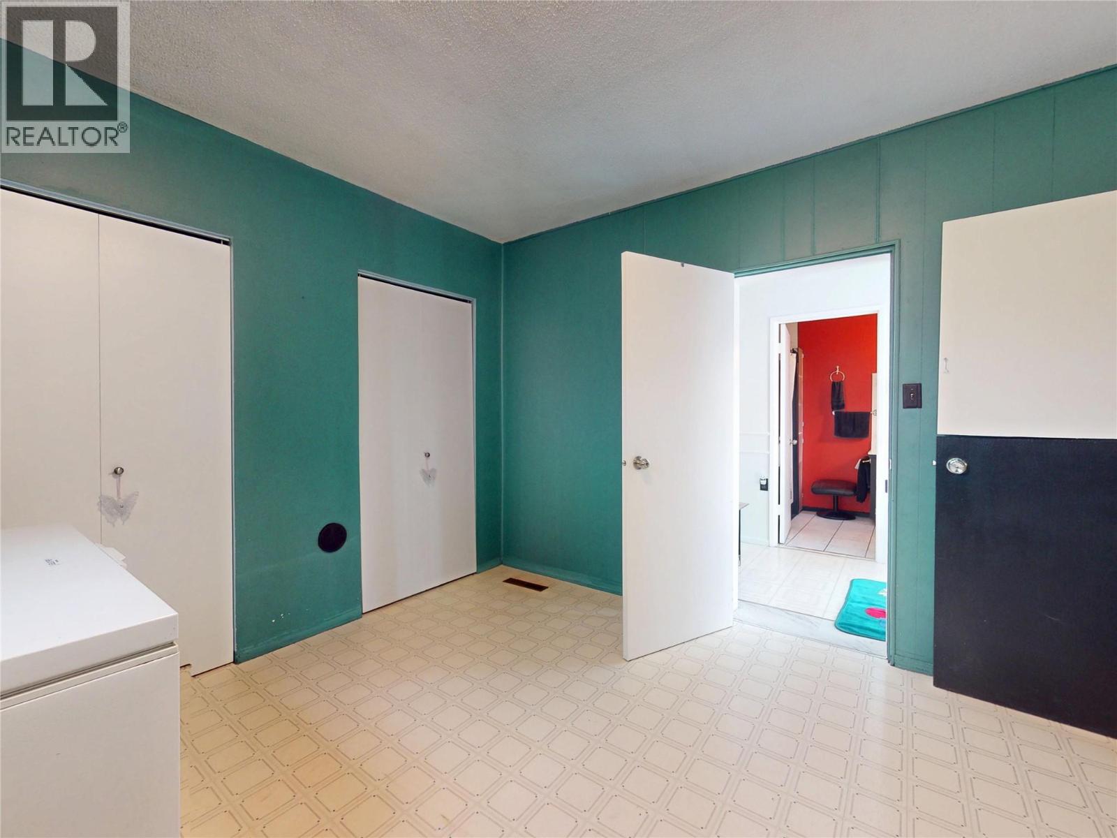 5186 Mackinnon Road - 53