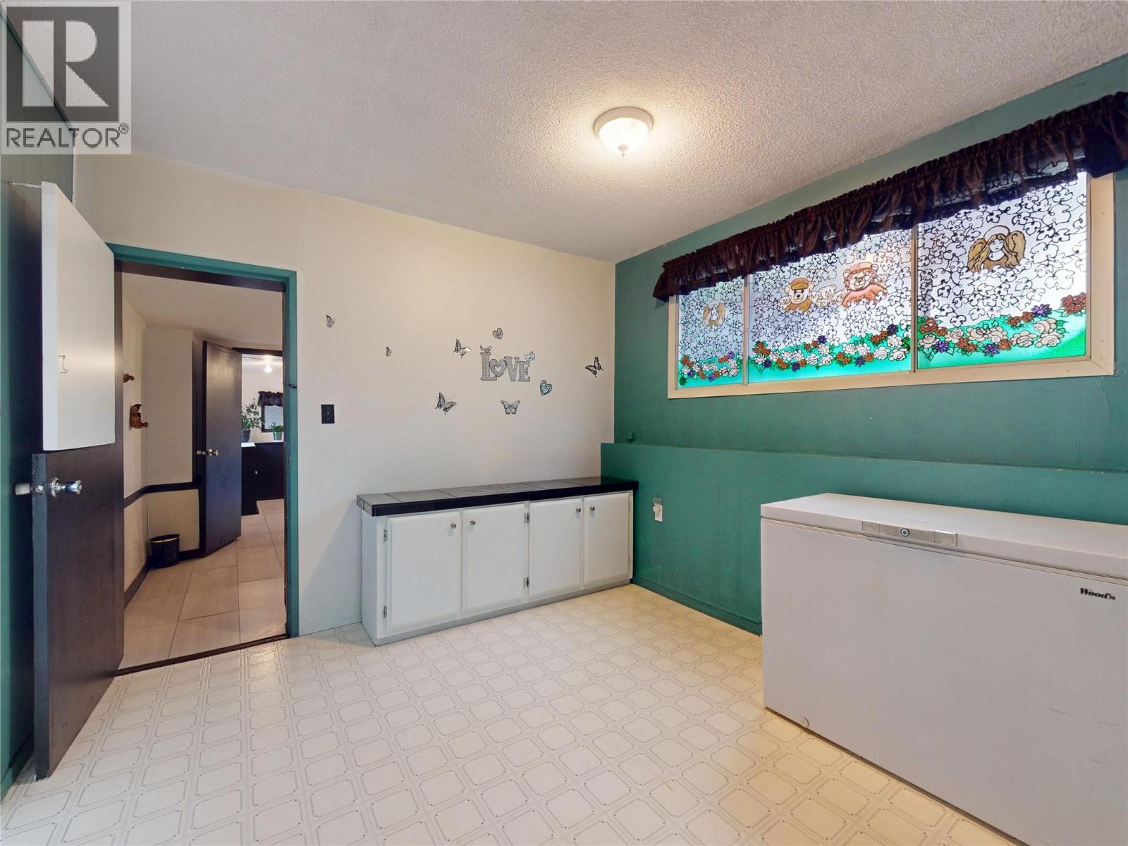 5186 Mackinnon Road - 54