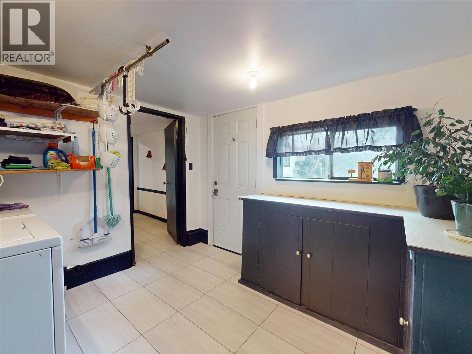 5186 Mackinnon Road - 58