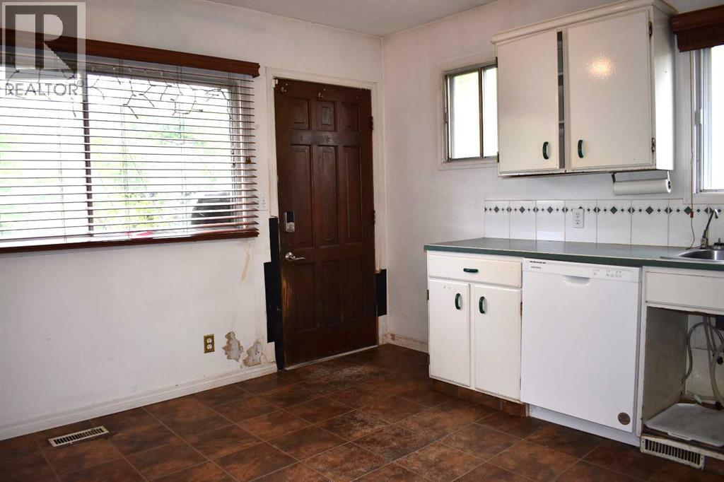 Single Family House for Sale in   Avenue NW Bowness Calgary 