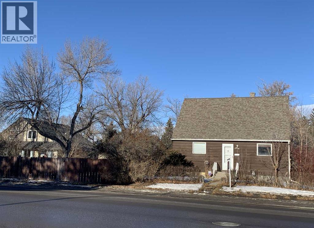 Single Family House for Sale in   Avenue NW Bowness Calgary 