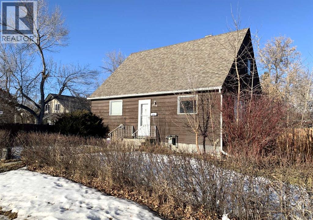 Single Family House for Sale in   Avenue NW Bowness Calgary 