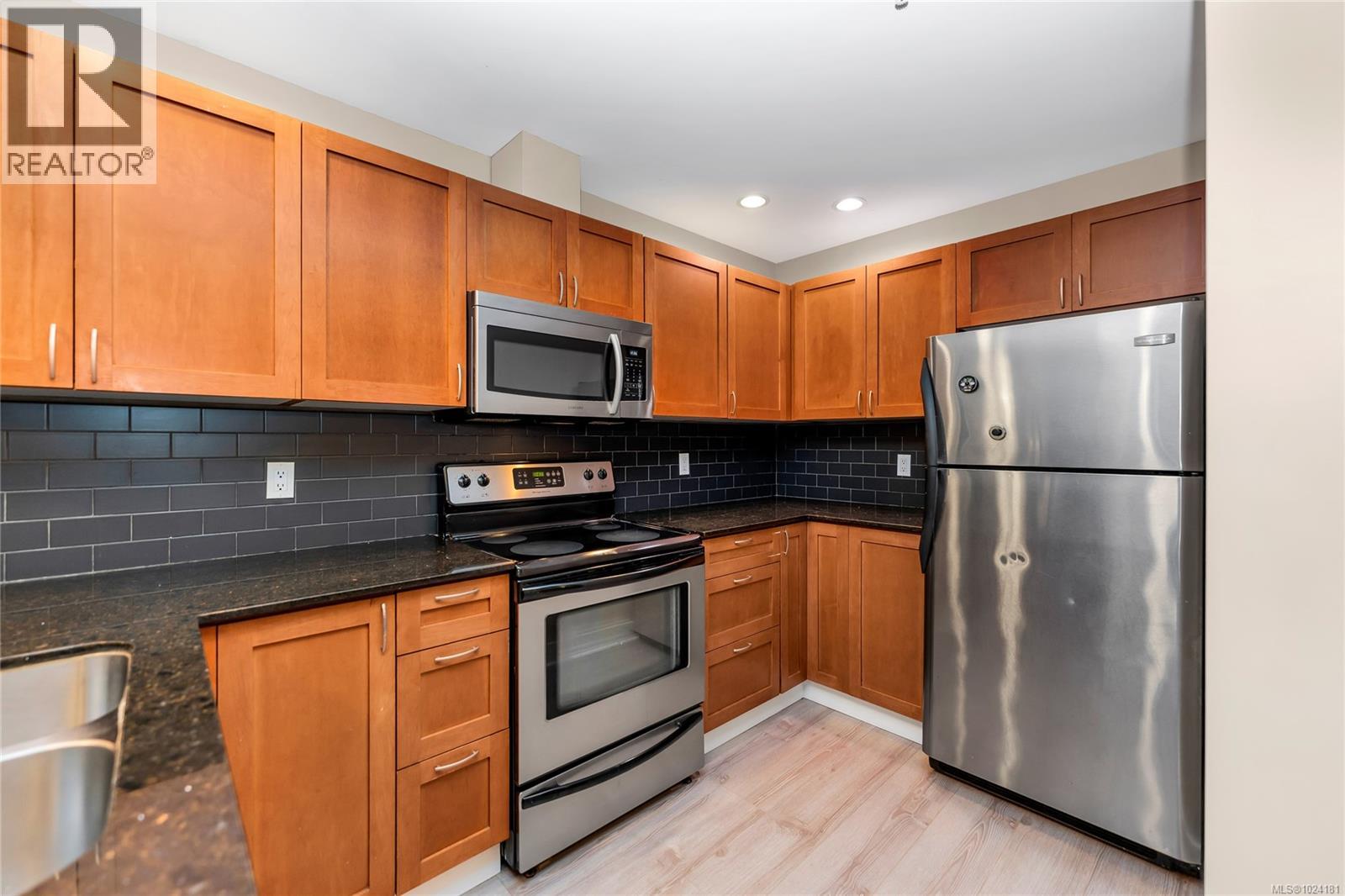 207 627 Brookside Rd, Colwood