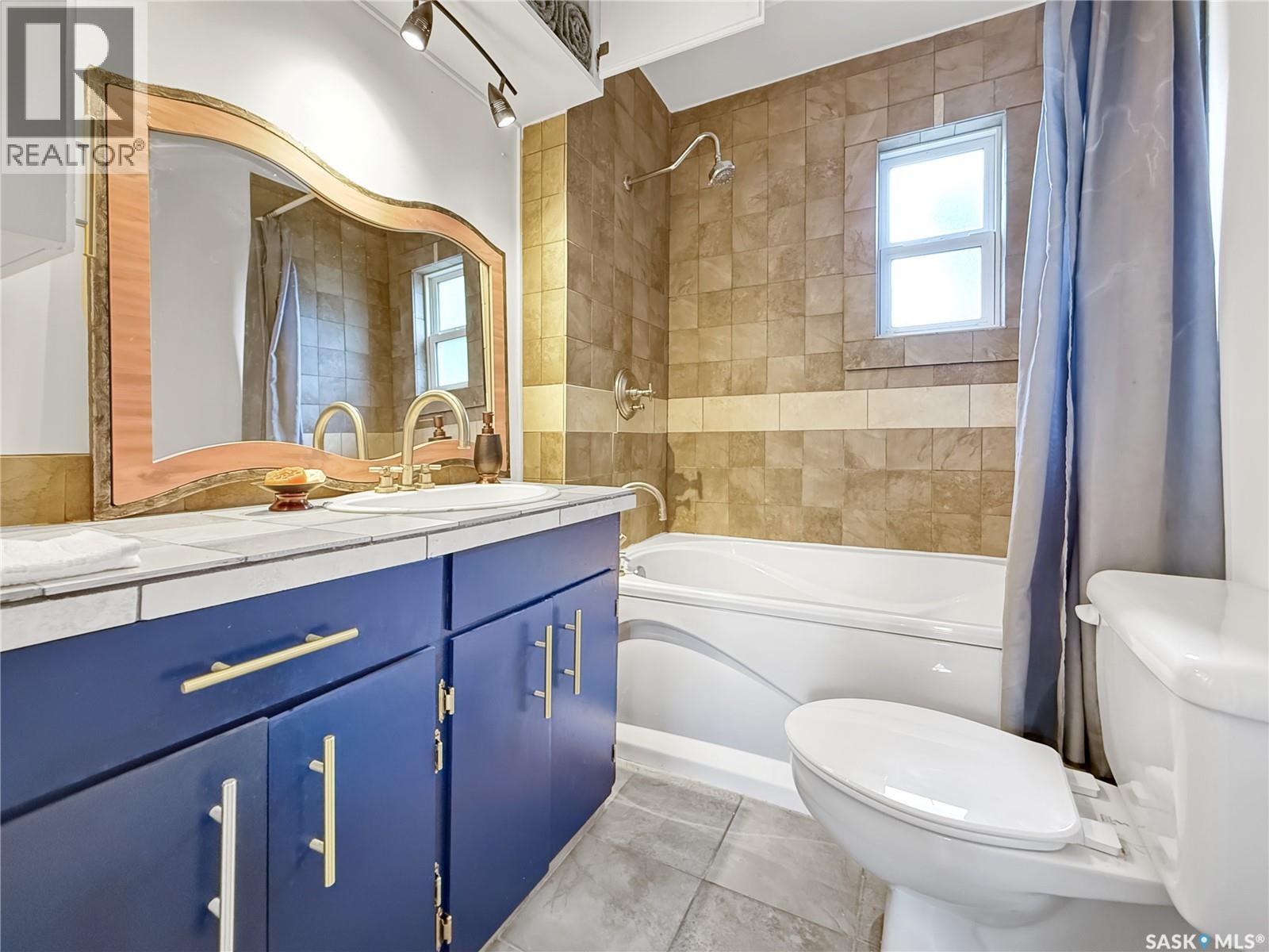 Single Family House 2 Level for Sale in  th AVENUE NW Swift Current 