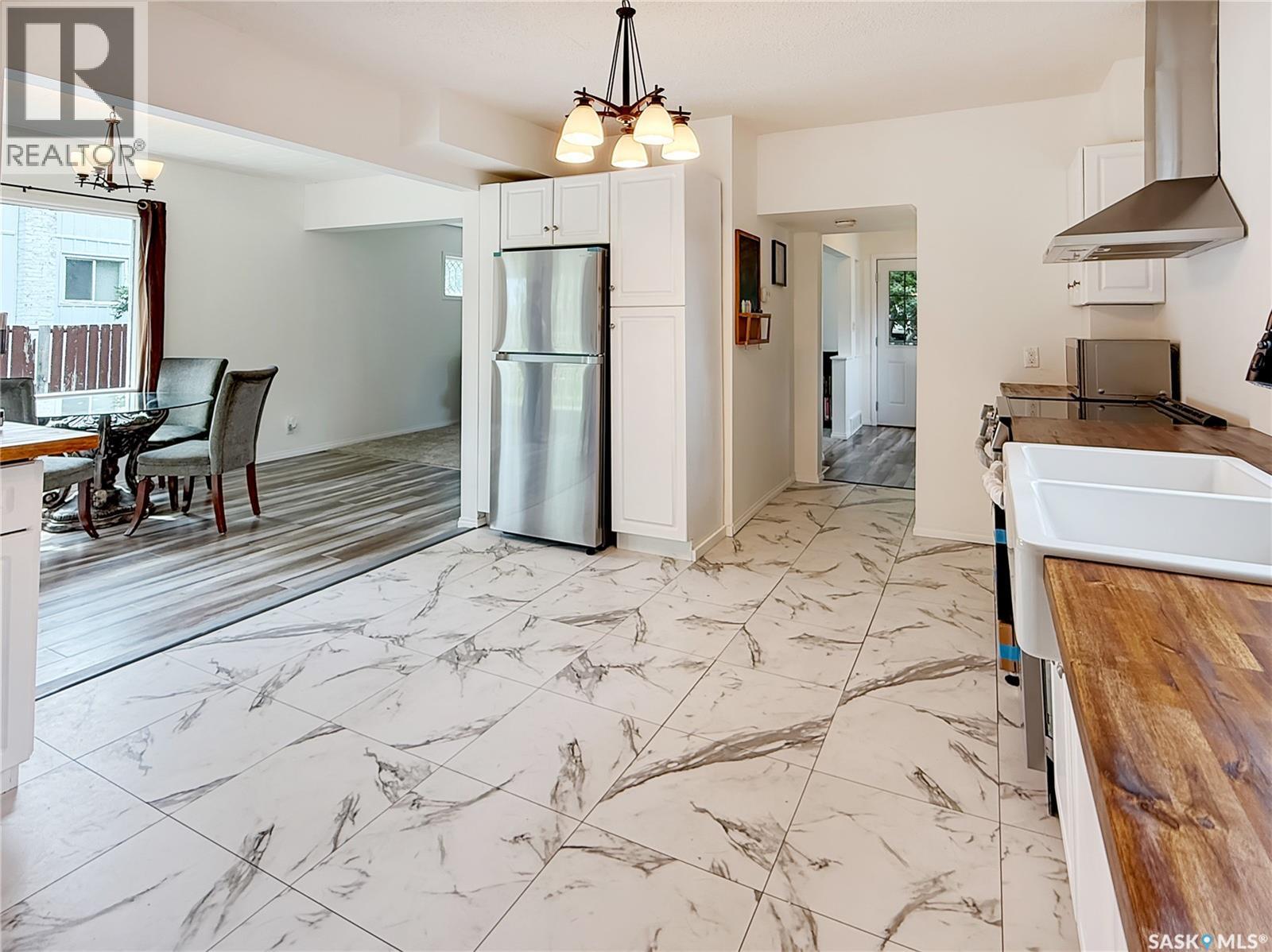 Single Family House 2 Level for Sale in  th AVENUE NW Swift Current 