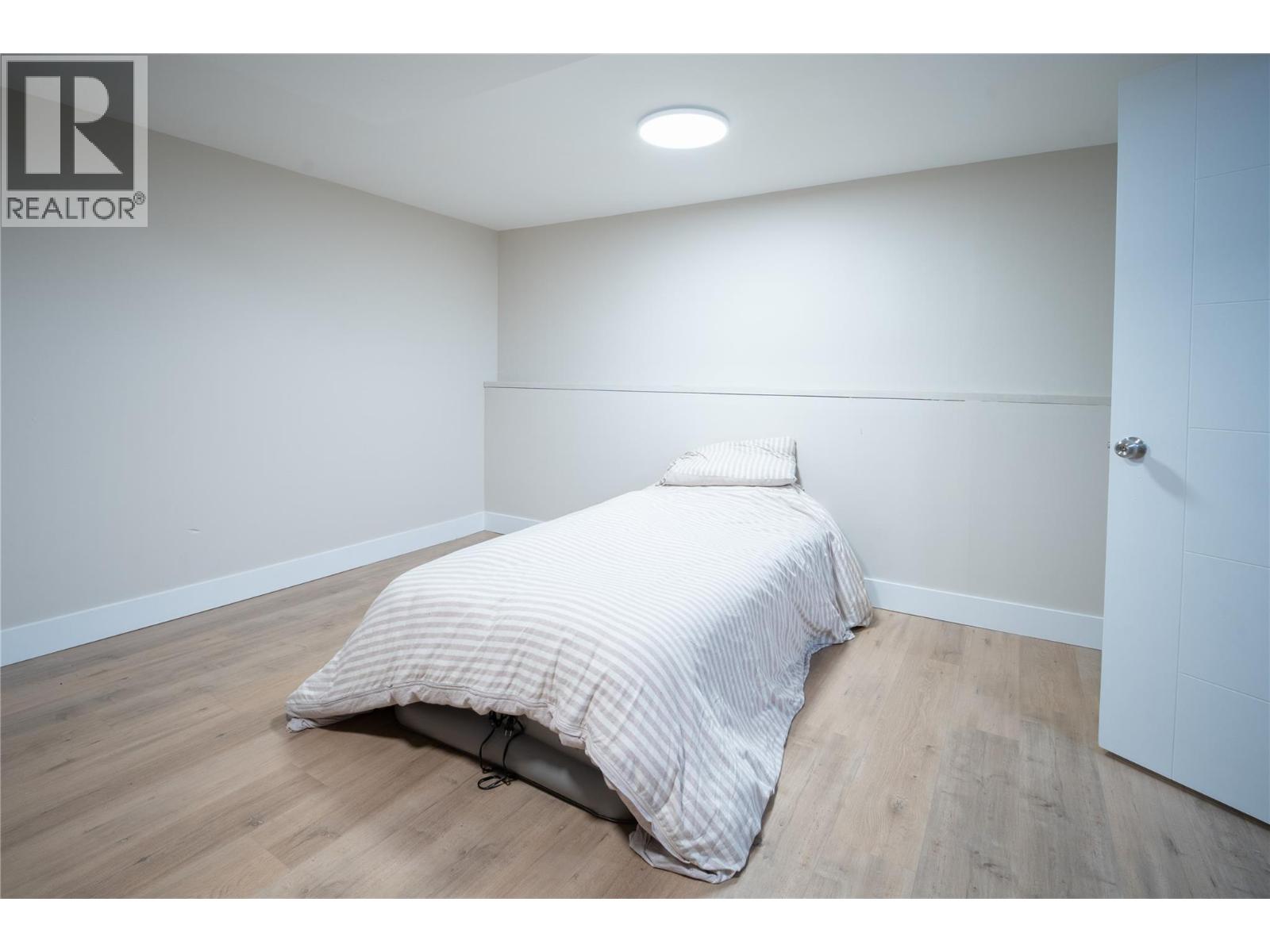 755 FLEMING DRIVE - 32