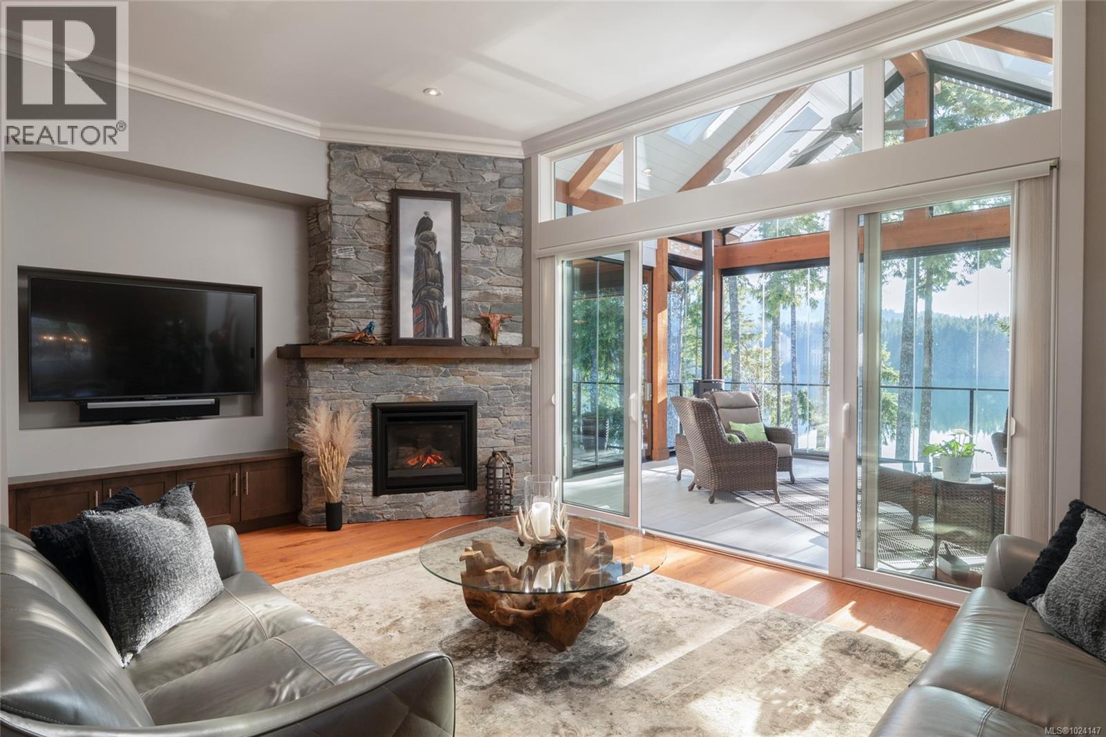 7342 Lakefront Pl, Lake Cowichan