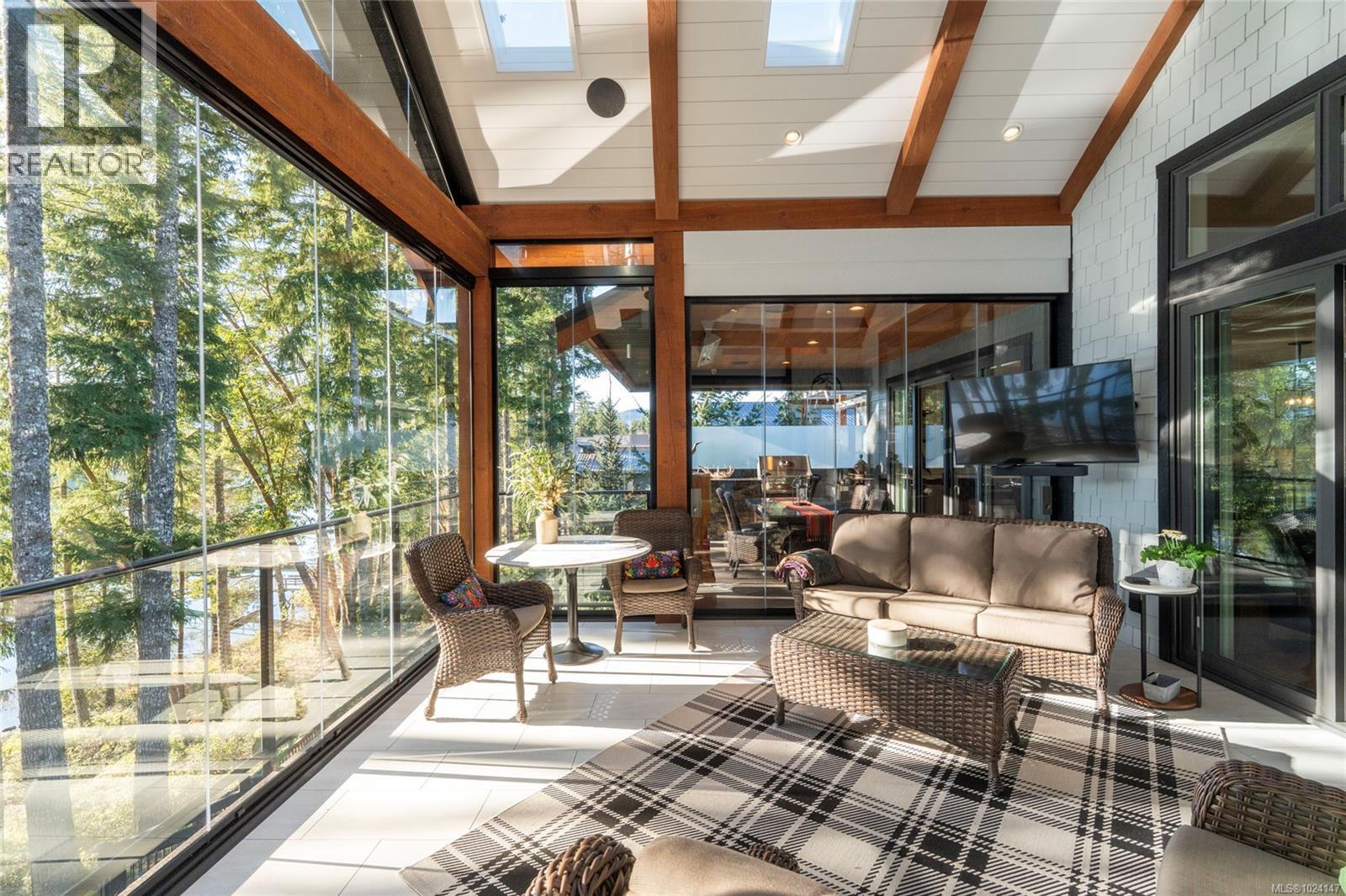 7342 Lakefront Pl, Lake Cowichan