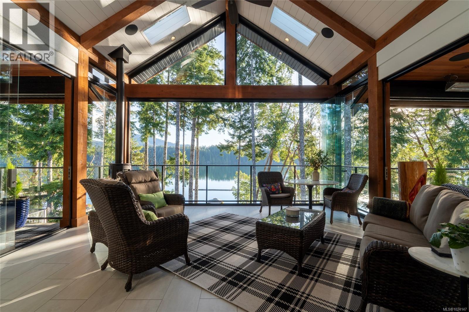 7342 Lakefront Pl, Lake Cowichan
