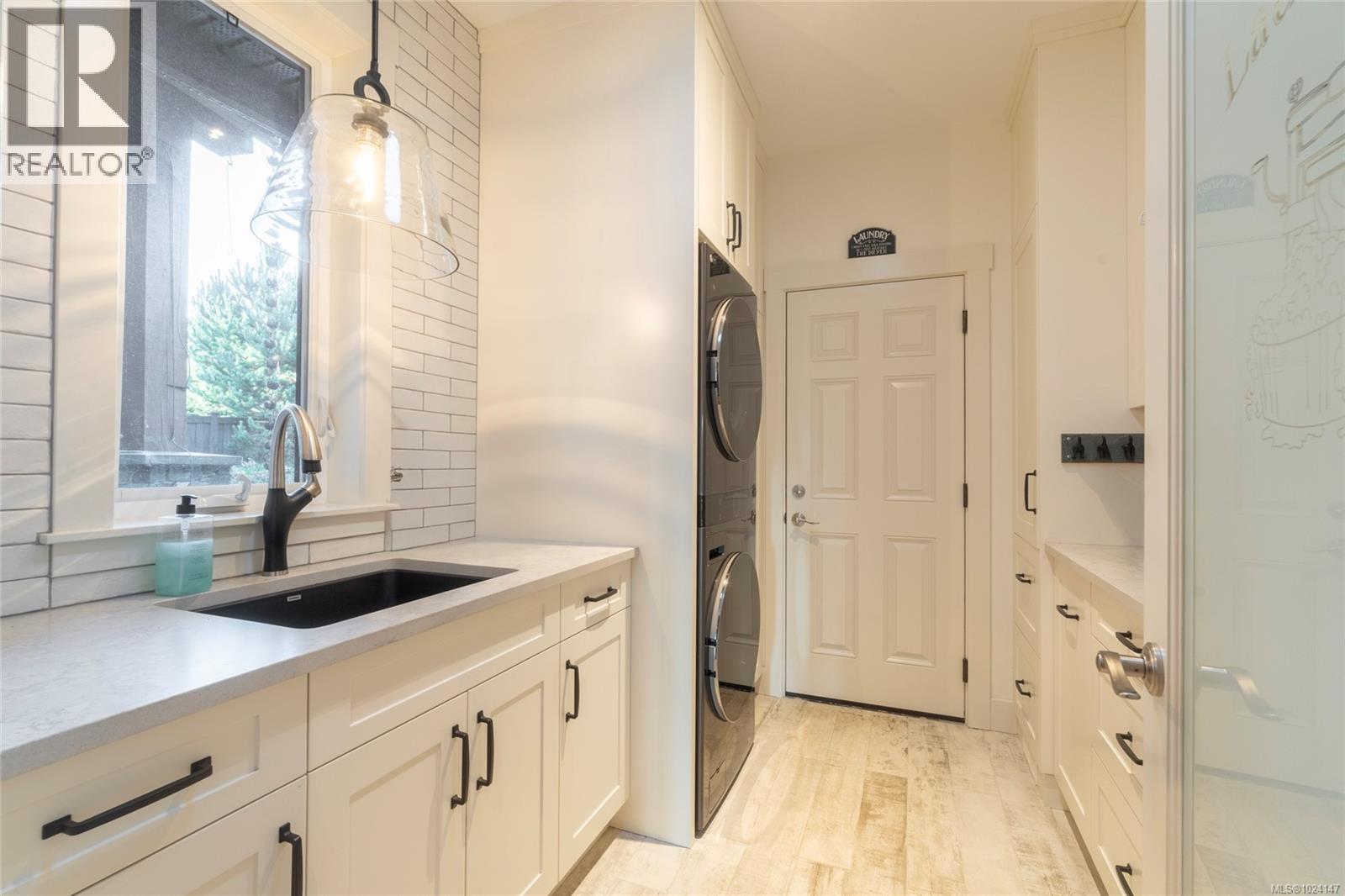 7342 Lakefront Pl, Lake Cowichan